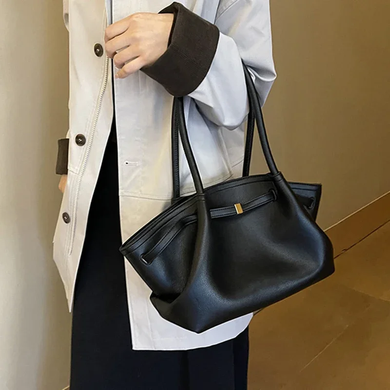 Designer Black Shoulder Bag For Women Large Capacity Commute Bag Solid Color Soft Leather Handbag Briefcase Lady Travel Tote Bag
Designer Black Shoulder Bag For Women Large Capacity Commute Bag Solid Color Soft Leather Handbag Briefcase Lady Travel Tote Bag