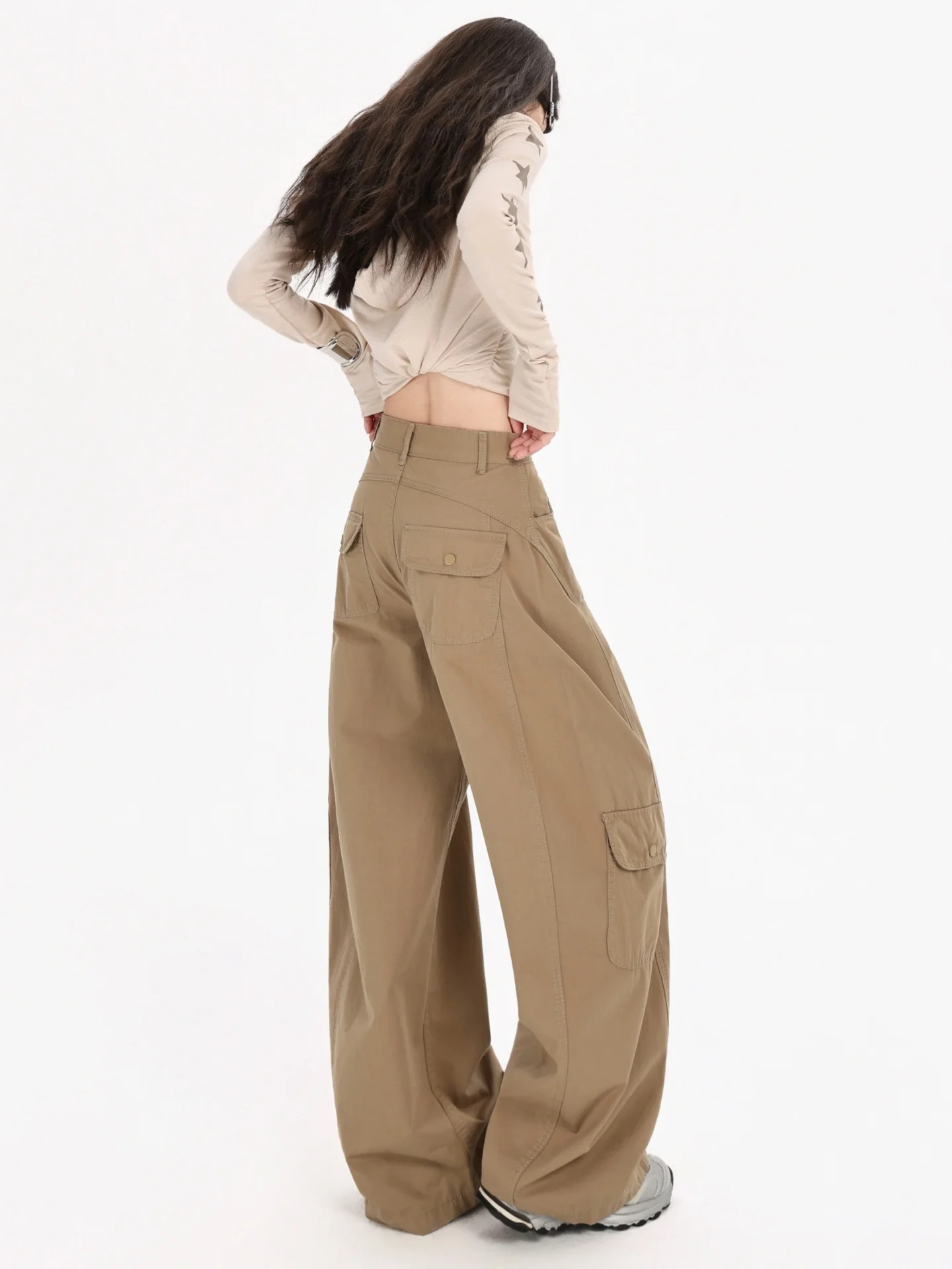 Американские рабочие брюки в стиле ретро, женские повседневные брюки с высокой талией и широкими штанинами, свободные утягивающие осенние новые дизайнерские уличные брюки
Американские рабочие брюки в стиле ретро, женские повседневные брюки с высокой талией и широкими штанинами, свободные утягивающие осенние новые дизайнерские уличные брюки