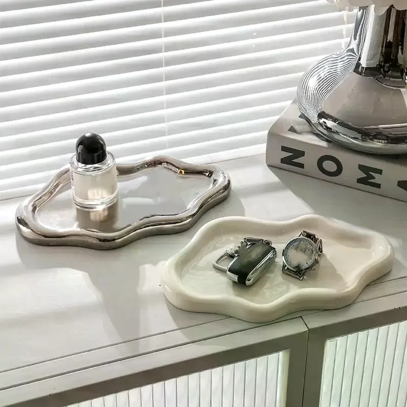 Простой поднос для хранения украшений, креативный дизайн в форме облаков, гальванизированный, для демонстрации серег, колец, настольная подставка для женщин
Простой поднос для хранения украшений, креативный дизайн в форме облаков, гальванизированный, для демонстрации серег, колец, настольная подставка для женщин