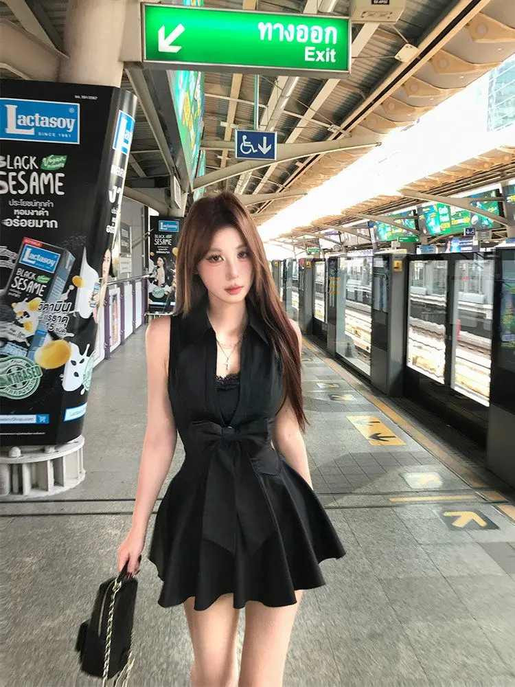 Elegant Black Polo Shirt Sleeveless A-Line Mini Dress Hepburn Style Waist-Cinched Flared Skirt for Women Sweet Summer Streetwear
Elegant Black Polo Shirt Sleeveless A-Line Mini Dress Hepburn Style Waist-Cinched Flared Skirt for Women Sweet Summer Streetwear