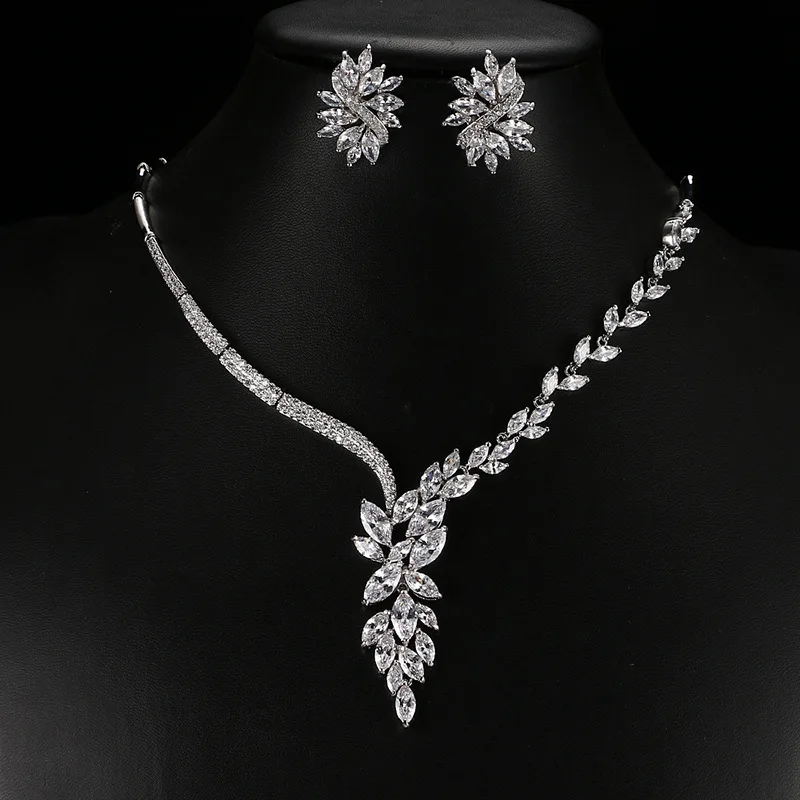 SUGO Classic Luxury Classic Asymmetrical Shiny White Zirconia Earring Necklace Sets for Elegant Women Wedding Dress Accessories
SUGO Classic Luxury Classic Asymmetrical Shiny White Zirconia Earring Necklace Sets for Elegant Women Wedding Dress Accessories