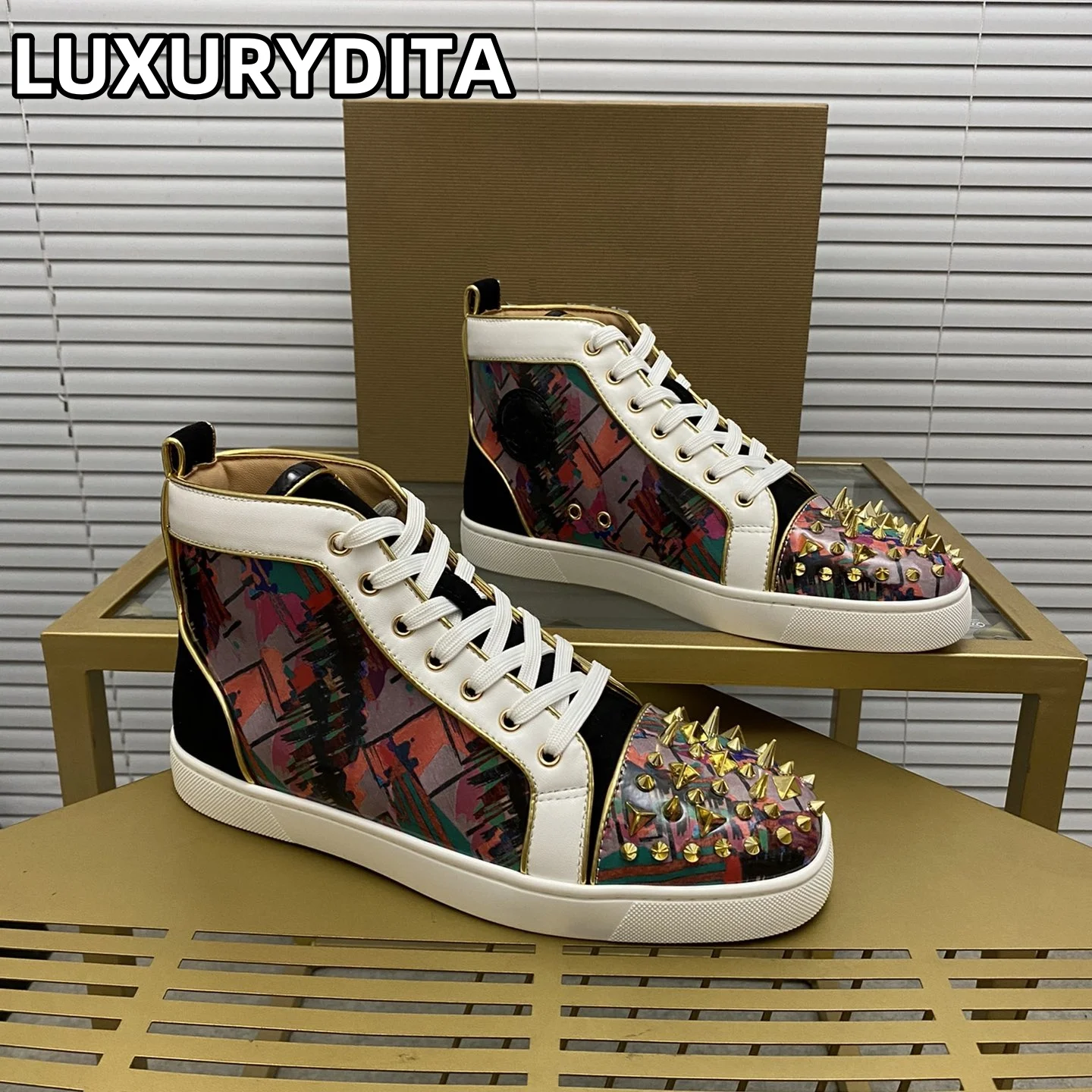 Top Quality Womens Trendy Casual Tennis Shoes Luxury Mens Real Leather Sneakers 35-48 Designr Rivet Red Soled Lovers Shoes M0066
Top Quality Womens Trendy Casual Tennis Shoes Luxury Mens Real Leather Sneakers 35-48 Designr Rivet Red Soled Lovers Shoes M0066