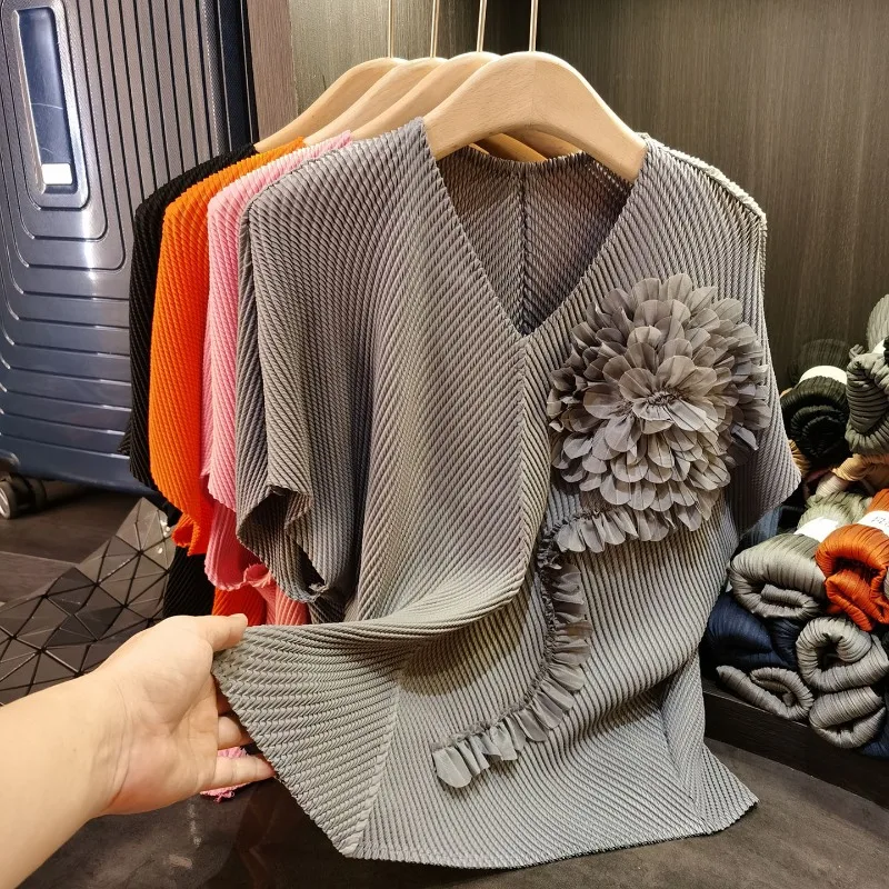 Miyake плиссированные однотонные топы с v-образным вырезом, новые летние цветы, футболка с короткими рукавами, свободная футболка больших размеров с эластичной повседневной одеждой
Miyake плиссированные однотонные топы с v-образным вырезом, новые летние цветы, футболка с короткими рукавами, свободная футболка больших размеров с эластичной повседневной одеждой