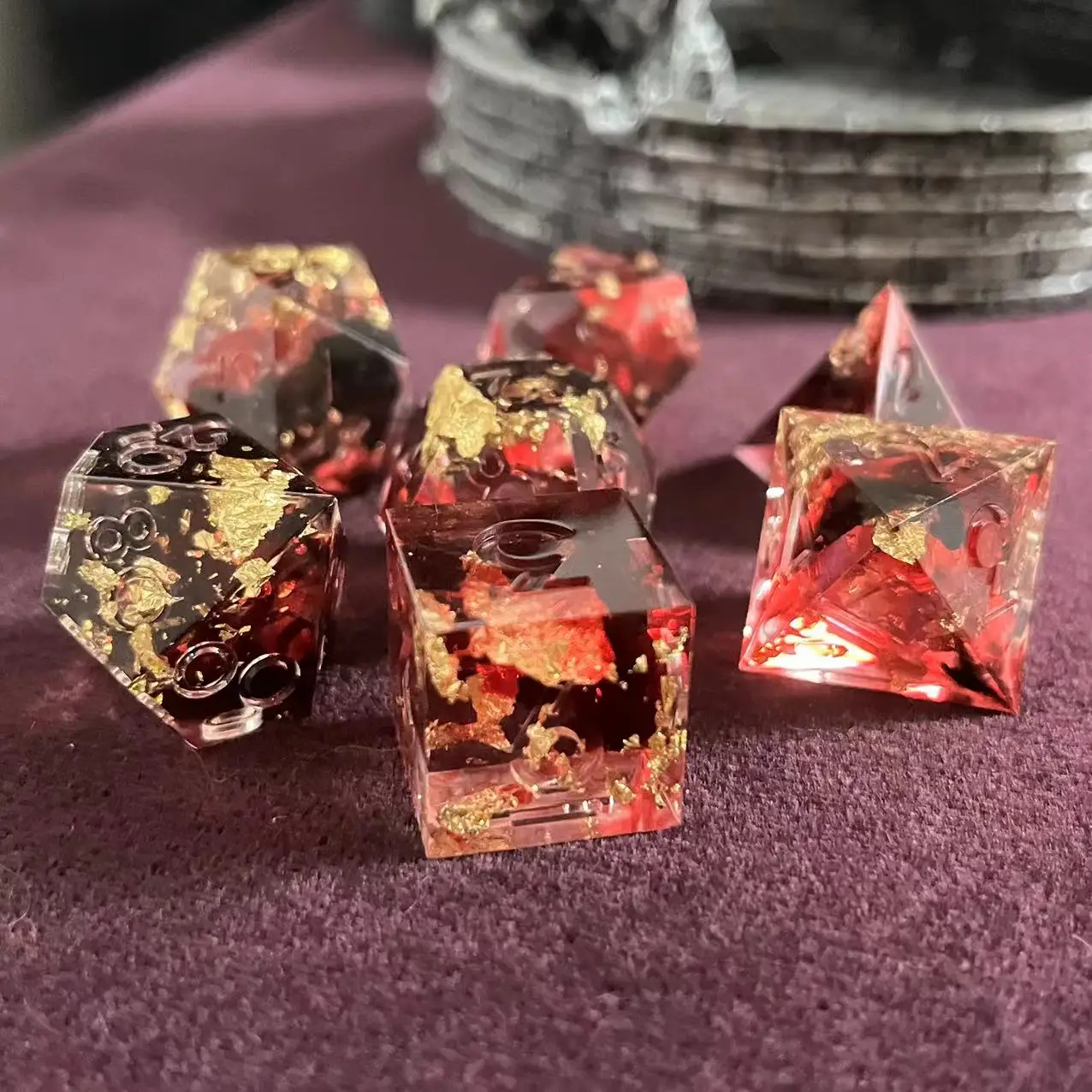 Кубики кровяные на Хэллоуин, ролевые игральные кости, набор полимерных костей с золотой фольгой, набор полимерных костей для подземей и драконов, полимерные кубики
Кубики кровяные на Хэллоуин, ролевые игральные кости, набор полимерных костей с золотой фольгой, набор полимерных костей для подземей и драконов, полимерные кубики