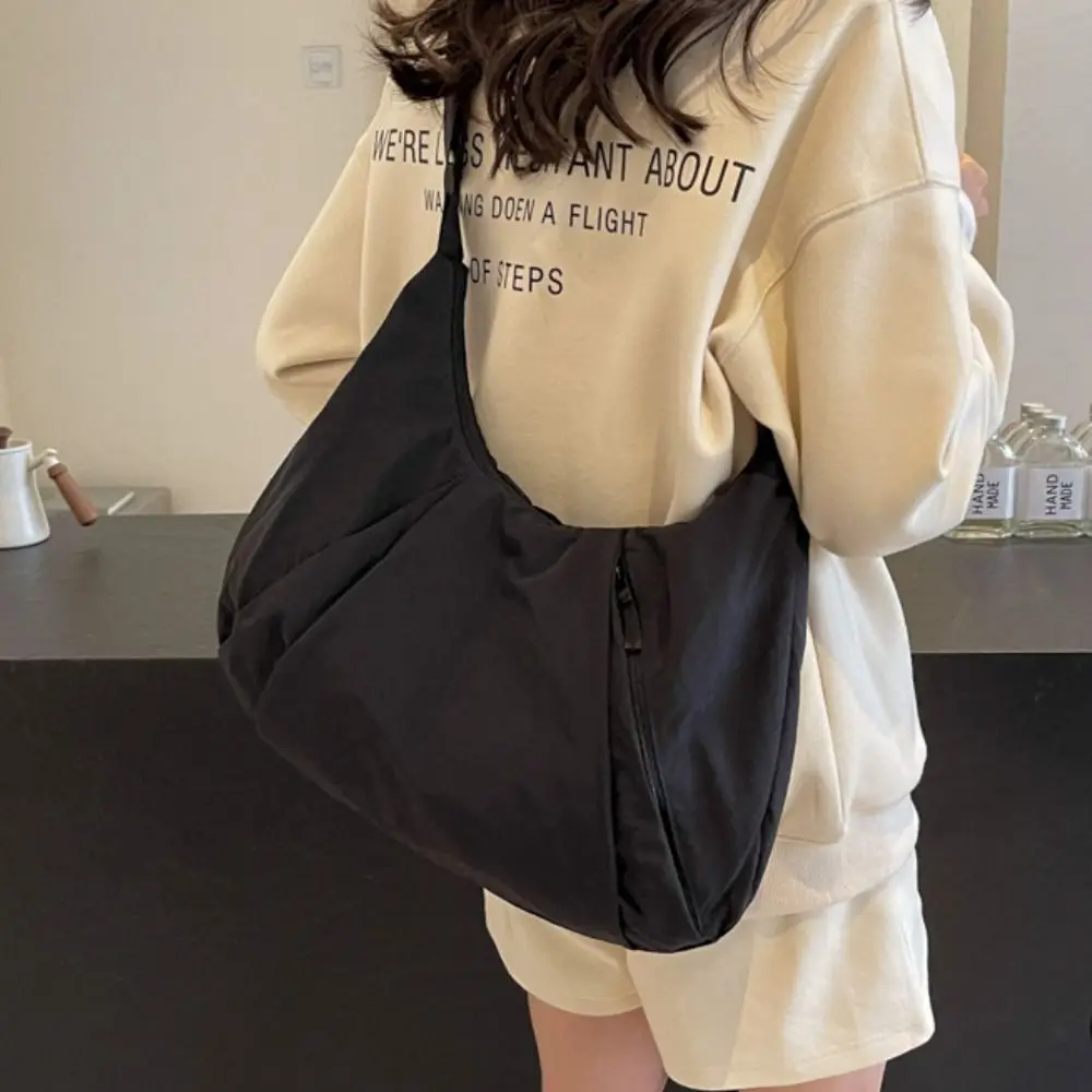 Korean Style Nylon Shoulder Bag Large Capacity Solid Color Casual Dumpling Bag Tote Bag Fold Oxford Cloth Underarm Bag Outdoor
Korean Style Nylon Shoulder Bag Large Capacity Solid Color Casual Dumpling Bag Tote Bag Fold Oxford Cloth Underarm Bag Outdoor