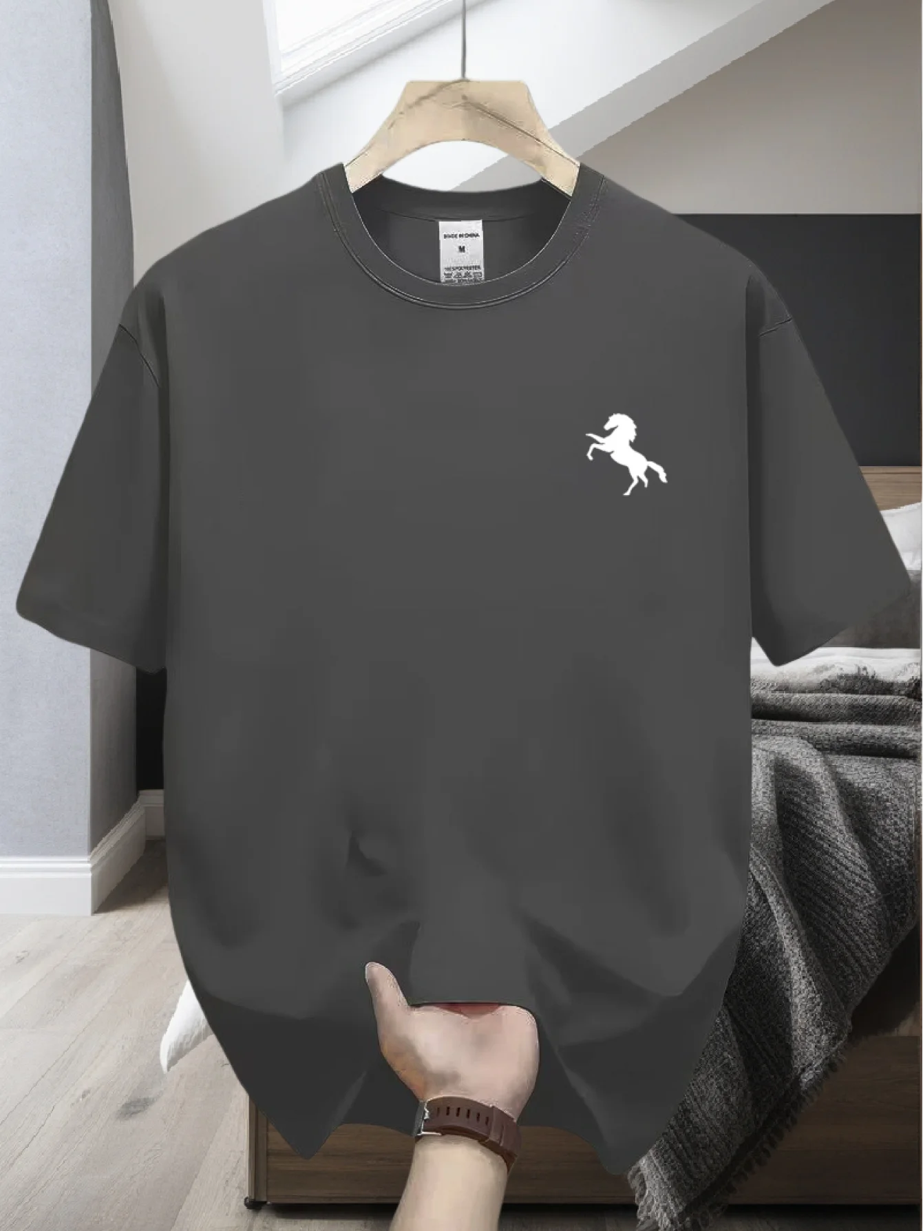 Herren T-Shirt mit Pferdesilhouette-Druck – Schnelltrocknend, Atmungsaktiv, Kurzarm, Rundhals, Sommer-Oberteil, Ideal für Pferde
Herren T-Shirt mit Pferdesilhouette-Druck – Schnelltrocknend, Atmungsaktiv, Kurzarm, Rundhals, Sommer-Oberteil, Ideal für Pferde
