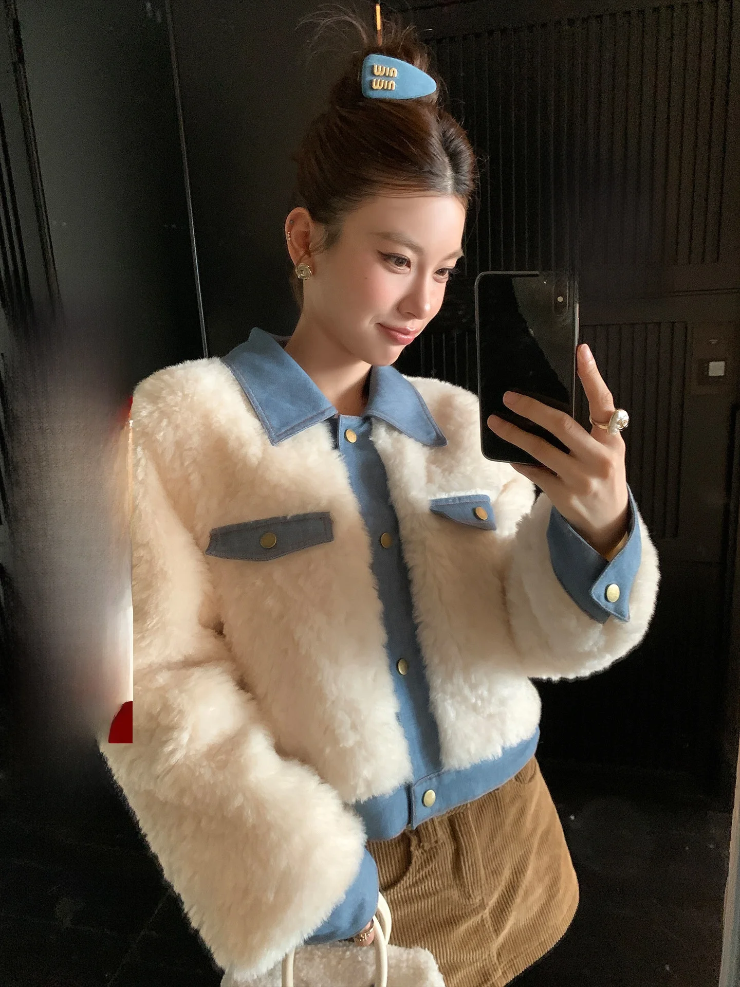 Экологичное пальто LIONE из искусственного меха с воротником-стойкой, цвета джинсовой ткани (синий и бежевый), для молодых женщин, стильное.
Экологичное пальто LIONE из искусственного меха с воротником-стойкой, цвета джинсовой ткани (синий и бежевый), для молодых женщин, стильное.