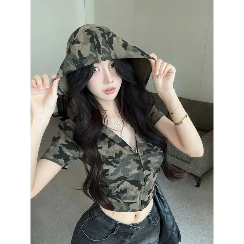 2026 New Retro Camouflage Hooded Crop Top for Women Slim Fit Zipper Short Sleeve Y2K Streetwear Casual Sports T shirt
2026 New Retro Camouflage Hooded Crop Top for Women Slim Fit Zipper Short Sleeve Y2K Streetwear Casual Sports T shirt