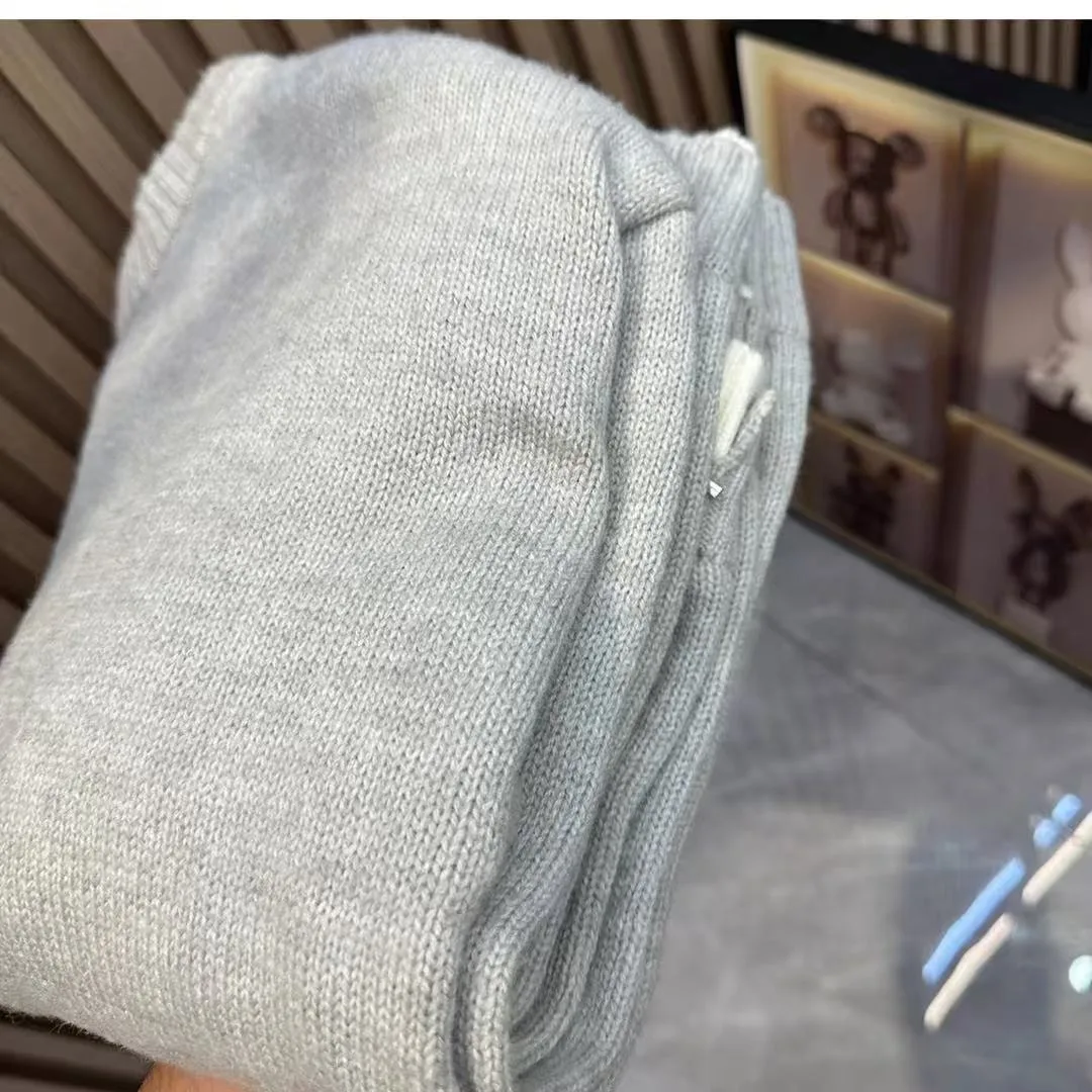 Fake two sweaters for men, winter high-end feel, paired with a knitted sweater for warmth
Fake two sweaters for men, winter high-end feel, paired with a knitted sweater for warmth