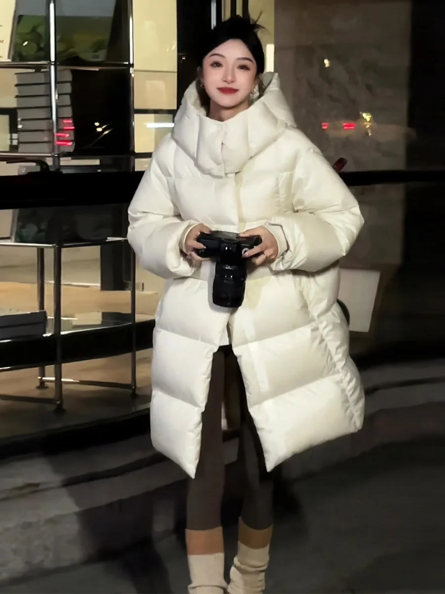 Женская зимняя утепленная свободная куртка-пуховик средней длины с капюшоном, белая, на пуху, новая модель 2025 года
Женская зимняя утепленная свободная куртка-пуховик средней длины с капюшоном, белая, на пуху, новая модель 2025 года