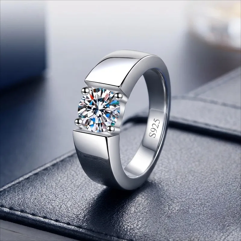 1ct D VVS1 Moissanite 925 Sterling Silver Man Ring Classics for Man Beautiful Fashion Wedding Engagement Jewelry Party Gifts
1ct D VVS1 Moissanite 925 Sterling Silver Man Ring Classics for Man Beautiful Fashion Wedding Engagement Jewelry Party Gifts