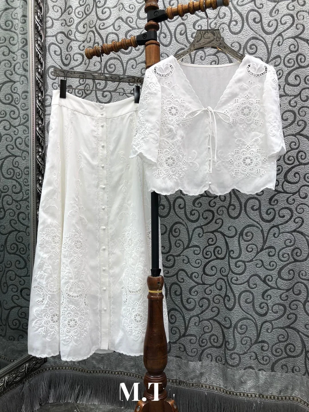 Milan Small Town Short V-neck Open Cardigan Top Half-length Skirt Embroidery Set Classic Style Cotton Long Sleeve Commute Wind
Milan Small Town Short V-neck Open Cardigan Top Half-length Skirt Embroidery Set Classic Style Cotton Long Sleeve Commute Wind