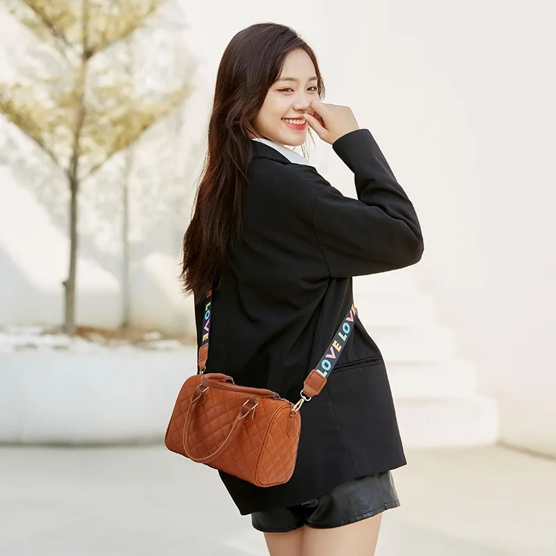 2024New Fashion Casual Lingge One Shoulder Pillow Bag Shoulder Strap Letter Printing Handheld Crossbody Bag designer bags
2024New Fashion Casual Lingge One Shoulder Pillow Bag Shoulder Strap Letter Printing Handheld Crossbody Bag designer bags