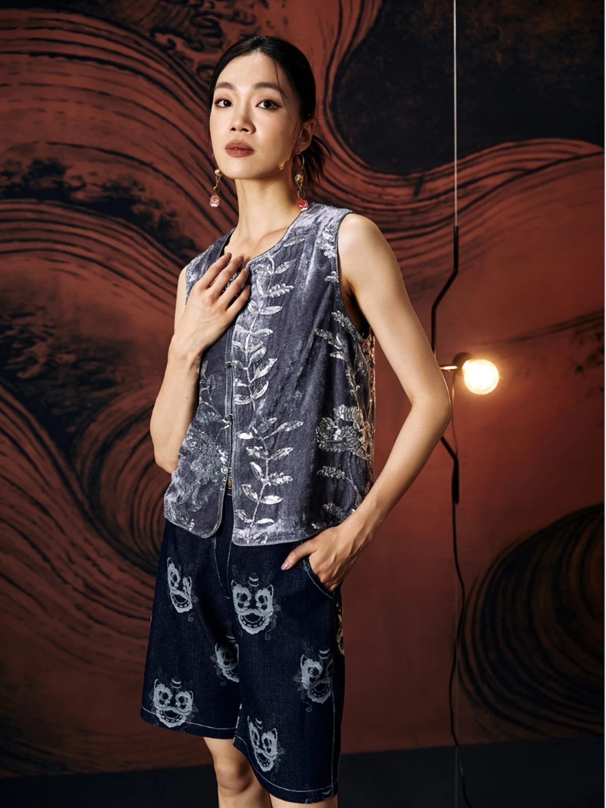 Бархатный жилет в стиле ретро с вышивкой пайетками, китайский тренд, приталенный крой, яркая вышивка пайетками, костюм Тан, косплей-костюм Тан
Бархатный жилет в стиле ретро с вышивкой пайетками, китайский тренд, приталенный крой, яркая вышивка пайетками, костюм Тан, косплей-костюм Тан