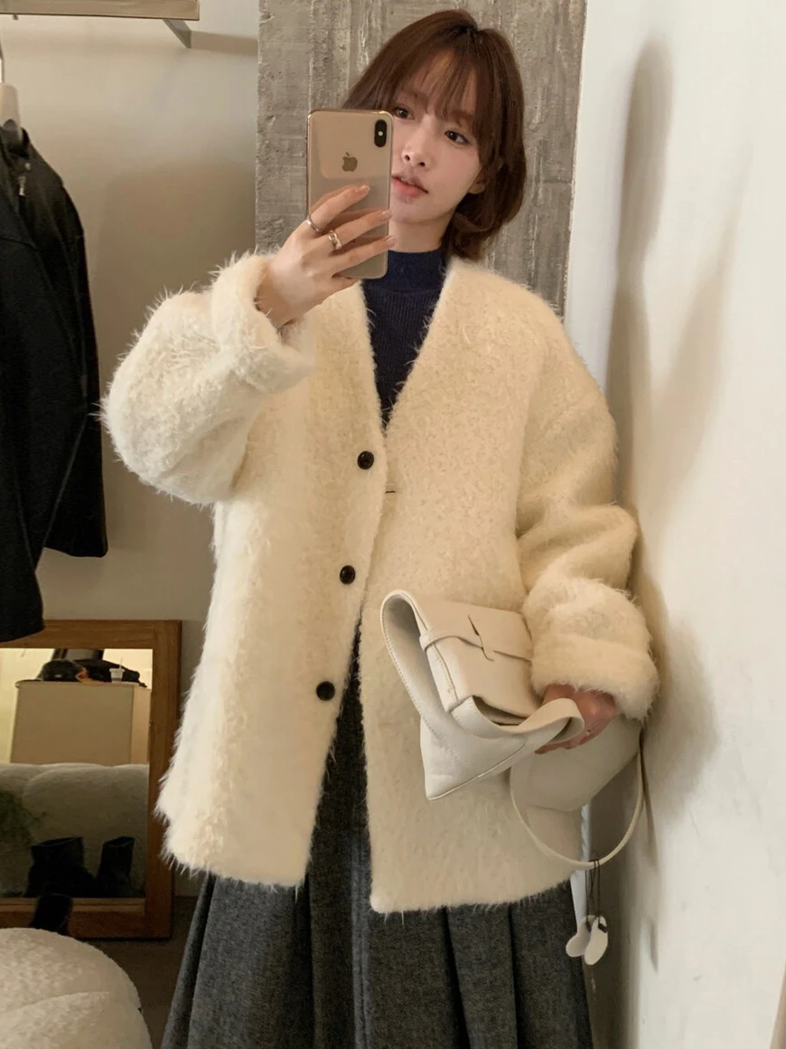 Корейская пушистая верхняя одежда Sle Thiened, женское пальто с v-образным вырезом, зимнее новое модное мягкое и нежное простое дизайнерское кинотеатр...
Корейская пушистая верхняя одежда Sle Thiened, женское пальто с v-образным вырезом, зимнее новое модное мягкое и нежное простое дизайнерское кинотеатр...