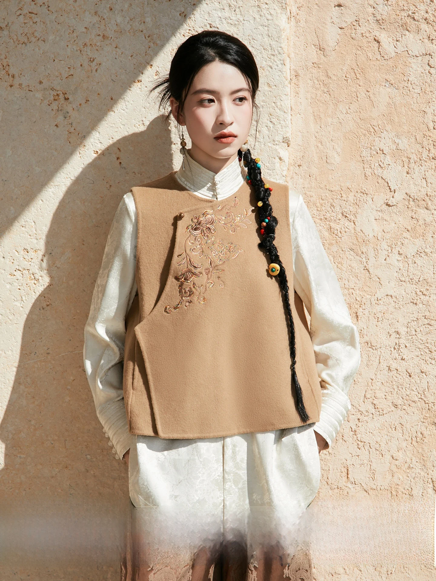 Chinese Style Embroidered Woolen Vest Women's round Neck Versatile Warm Inner Wear Casual Daily Fashion 2025 Winter Collection
Chinese Style Embroidered Woolen Vest Women's round Neck Versatile Warm Inner Wear Casual Daily Fashion 2025 Winter Collection