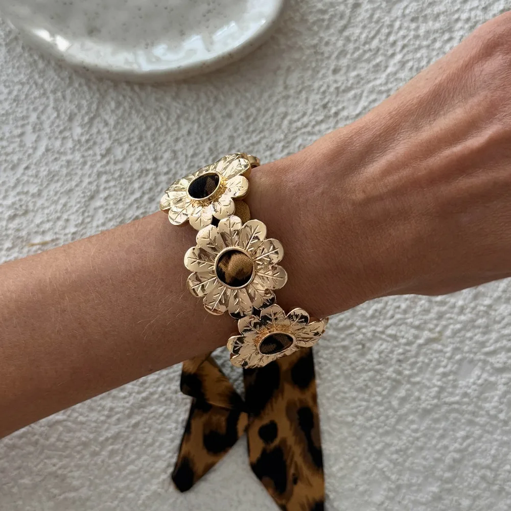 Leopard Print Silk Scarf Cuff Bangles Ribbon-Wrapped Golden Metal Wide Bracelet Europe American Style Minority Design
Leopard Print Silk Scarf Cuff Bangles Ribbon-Wrapped Golden Metal Wide Bracelet Europe American Style Minority Design