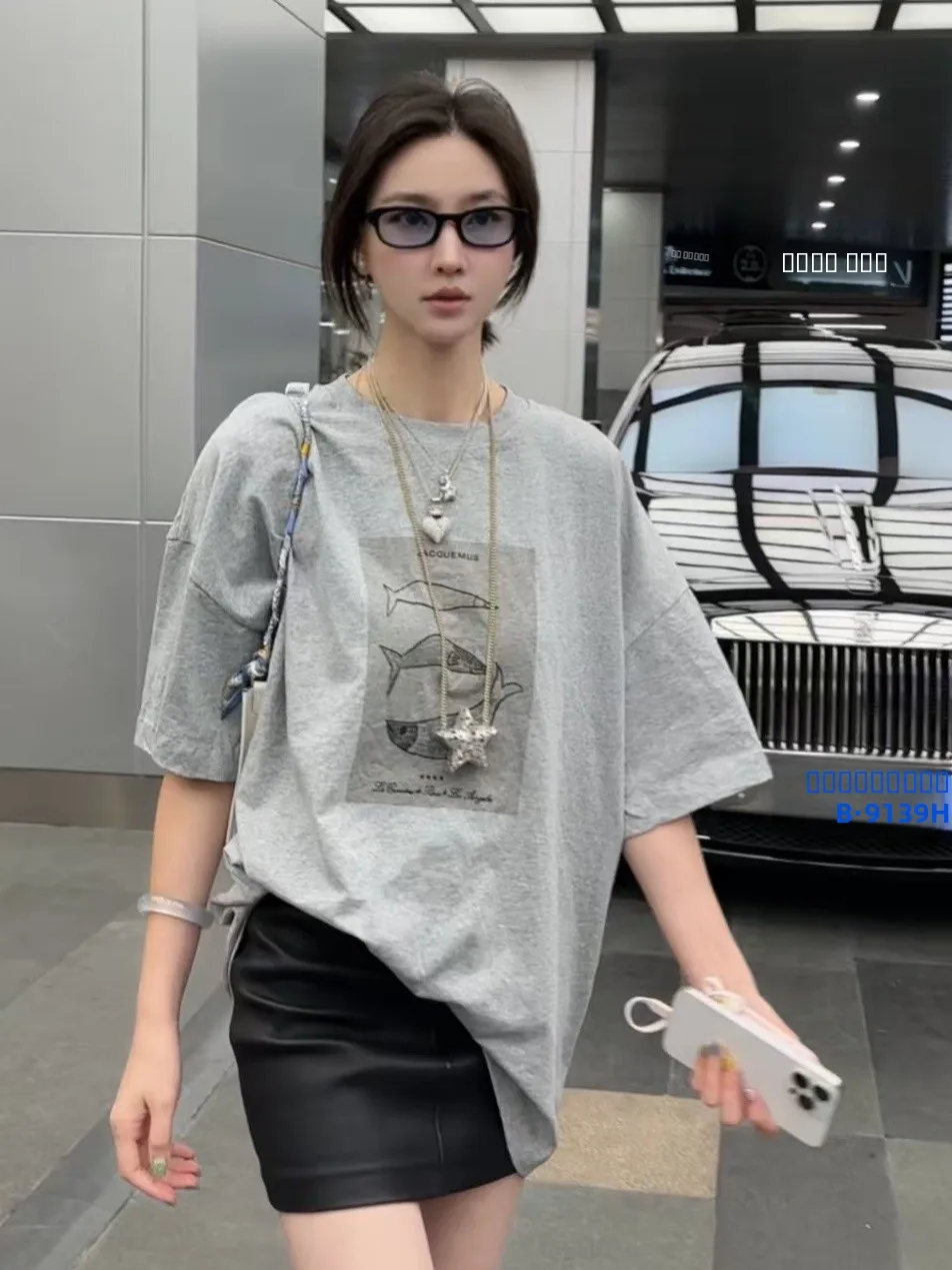 Модная свободная футболка с принтом, коллекция Осень 2025, индивидуальный стиль, женский топ премиум-качества
Модная свободная футболка с принтом, коллекция Осень 2025, индивидуальный стиль, женский топ премиум-качества
