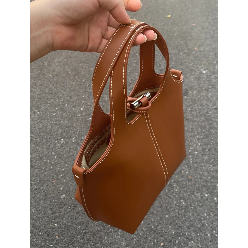 Faionable Ladies Handbag 2024 New Sle Buet Bag Soft PU Leather Vegetable Basket ape Casual Commuter Bag for Young Women
Faionable Ladies Handbag 2024 New Sle Buet Bag Soft PU Leather Vegetable Basket ape Casual Commuter Bag for Young Women