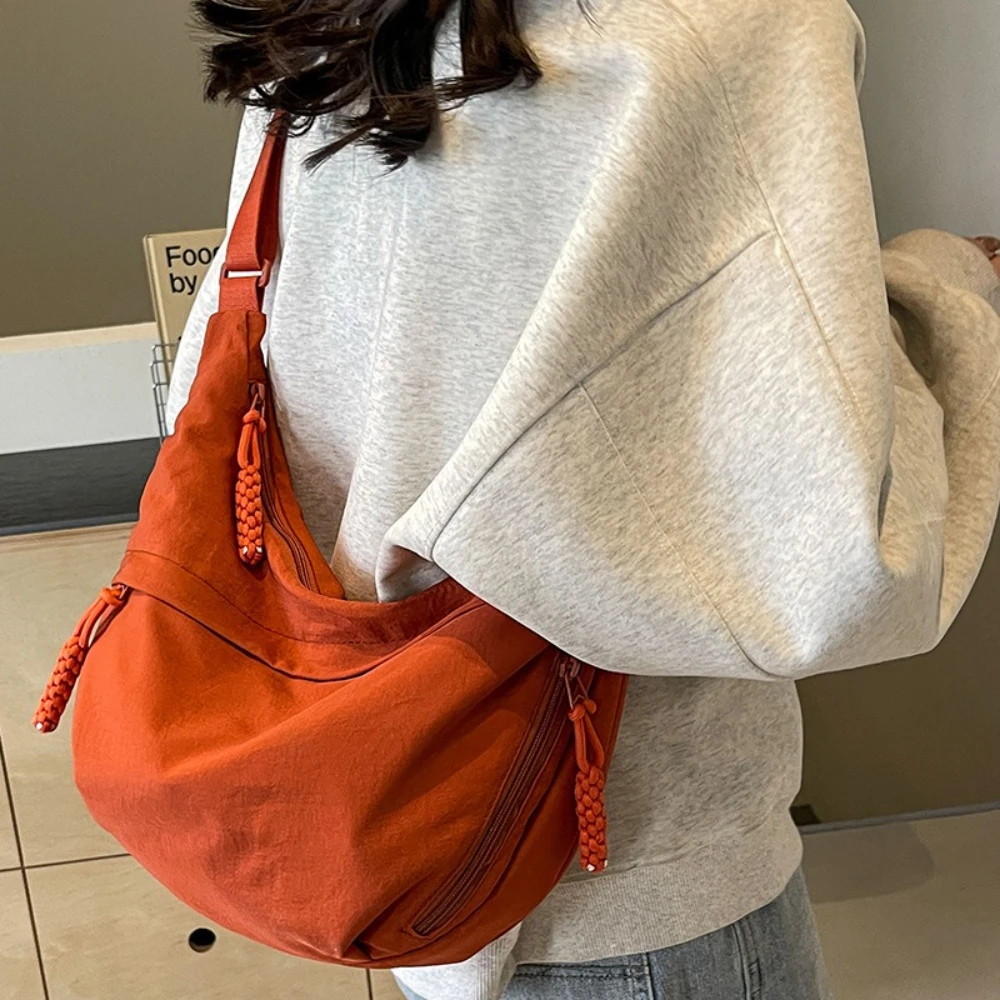 Nylon cloth crossbody bag new large capacity versatile niche design shoulder senior sense dumpling bag
Nylon cloth crossbody bag new large capacity versatile niche design shoulder senior sense dumpling bag