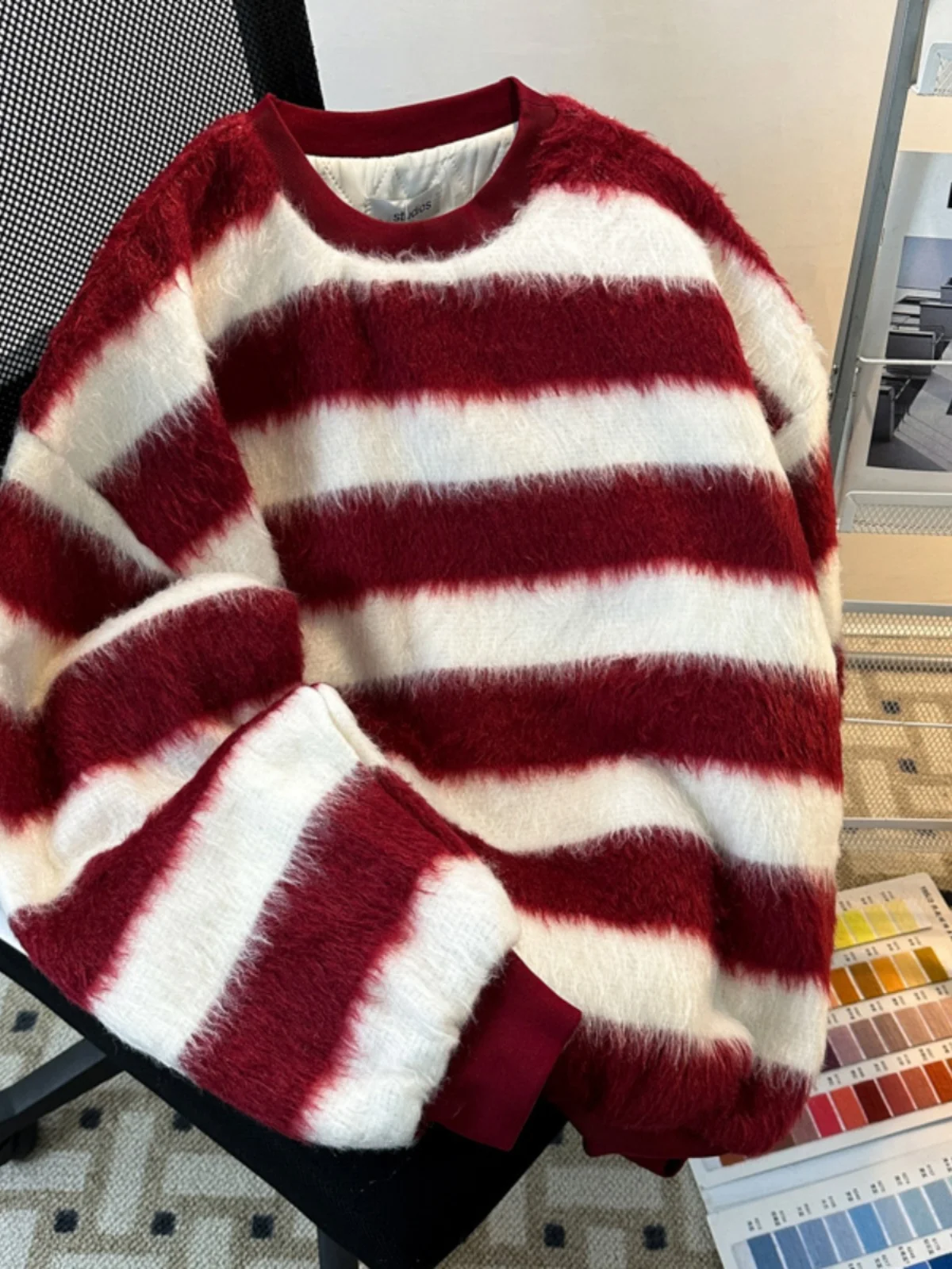 Полосатый вязаный свитер свободного кроя с имитацией меха, модный, в американском ретро-стиле, теплый, молодежный, повседневный, с длинным рукавом...
Полосатый вязаный свитер свободного кроя с имитацией меха, модный, в американском ретро-стиле, теплый, молодежный, повседневный, с длинным рукавом...