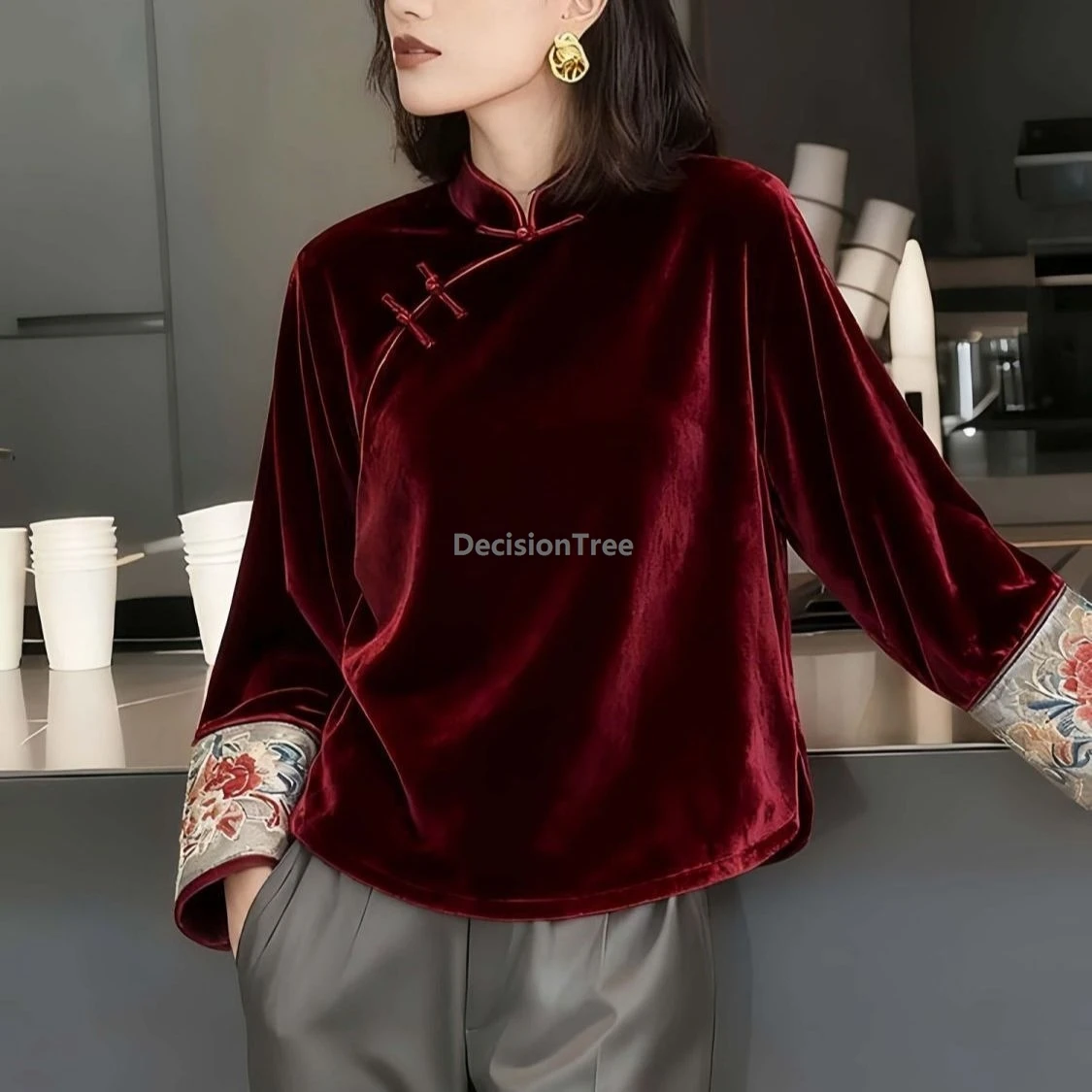 2025 модный элегантный женский китайский топ Ципао в стиле ретро, изысканная темпераментная блузка с вышивкой, повседневный универсальный топ Cheongsam
2025 модный элегантный женский китайский топ Ципао в стиле ретро, изысканная темпераментная блузка с вышивкой, повседневный универсальный топ Cheongsam