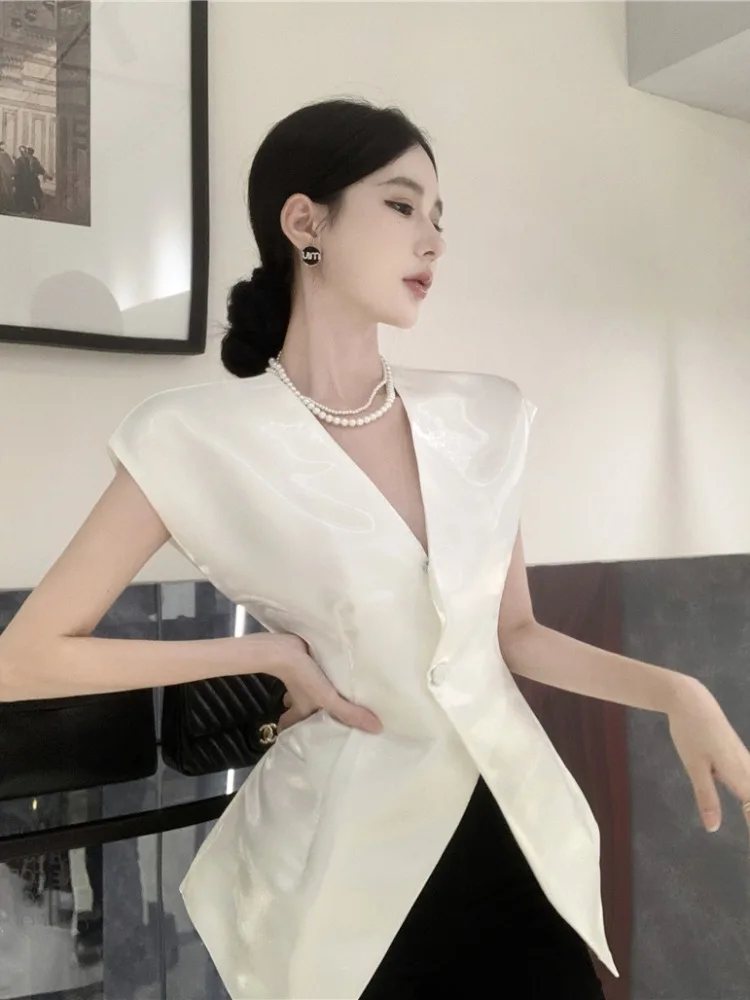 Elegant V-Neck Waist-Cinching Top Women's Sleeveless High-End Lightweight Pure Desire Base Layer Trendy Outerwear
Elegant V-Neck Waist-Cinching Top Women's Sleeveless High-End Lightweight Pure Desire Base Layer Trendy Outerwear