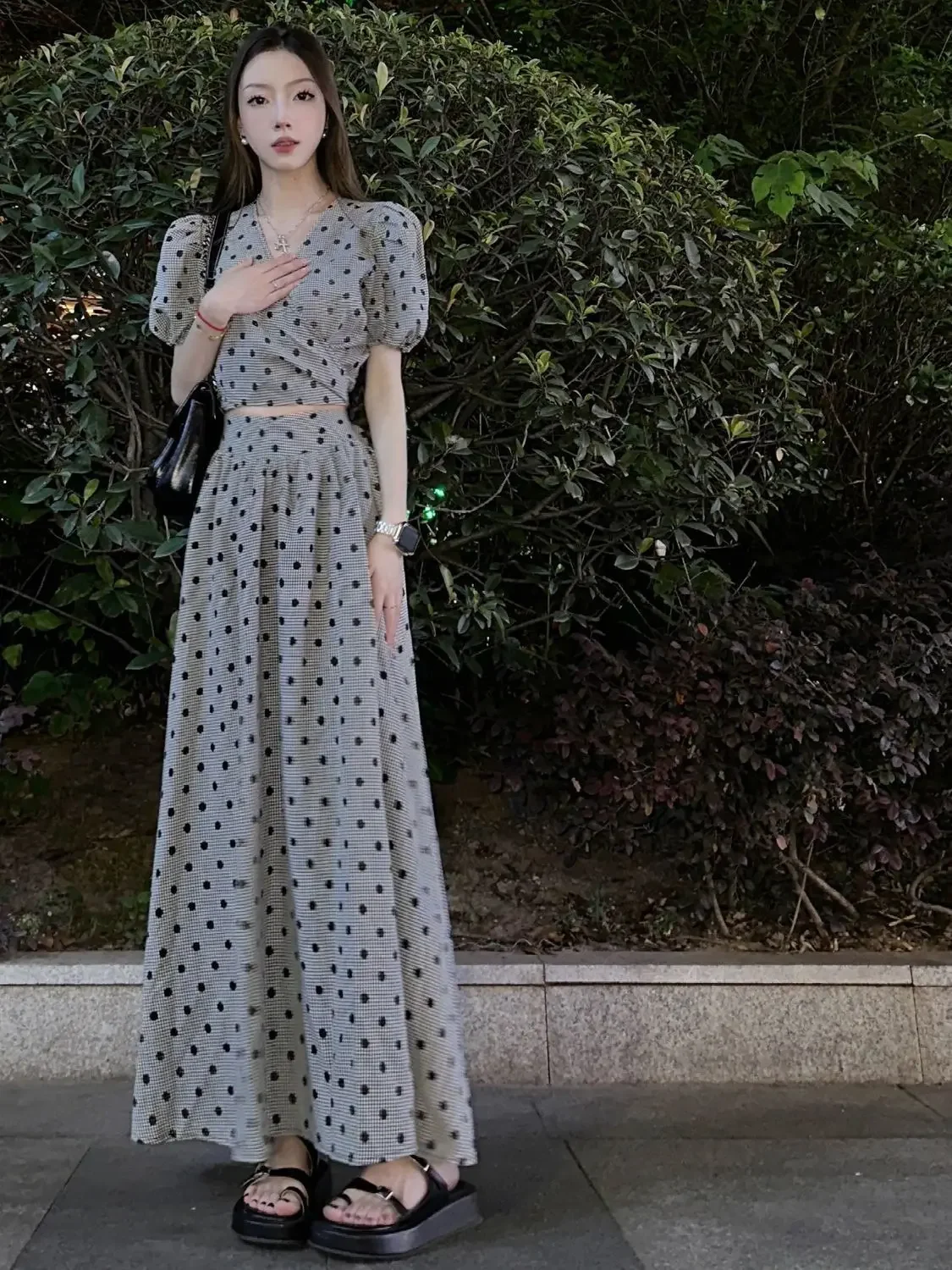2025 Summer New French Elegant Style Temperature High-end Polka Dot Waist-hugging Short Puff Sleeve Top + High Waist Long Skirt
2025 Summer New French Elegant Style Temperature High-end Polka Dot Waist-hugging Short Puff Sleeve Top + High Waist Long Skirt