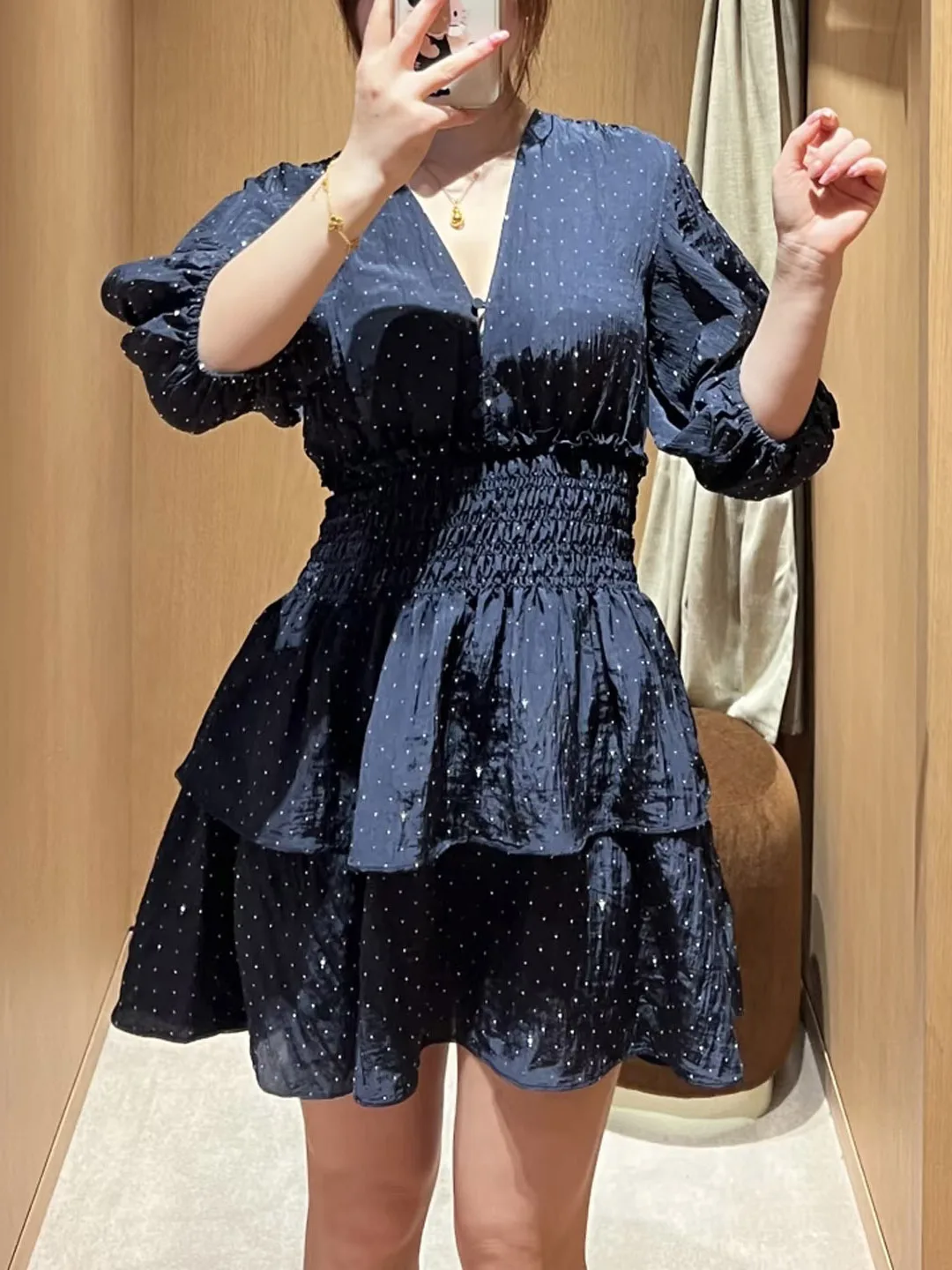 Модная юбка-кейк с глубоким V-образным вырезом и рукавами-фонариками, роскошная, легкая, для ранней весны, с высокой талией, из мягкого полиэстера, высокоэластичная.
Модная юбка-кейк с глубоким V-образным вырезом и рукавами-фонариками, роскошная, легкая, для ранней весны, с высокой талией, из мягкого полиэстера, высокоэластичная.