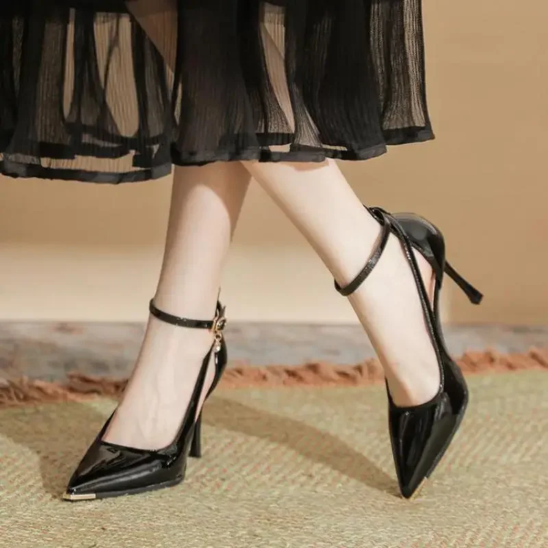 Женские туфли на тонком высоком каблуке с острым металлическим носком на шпильке, размер 31–43, женские однотонные рабочие туфли из лакированной кожи
Женские туфли на тонком высоком каблуке с острым металлическим носком на шпильке, размер 31–43, женские однотонные рабочие туфли из лакированной кожи