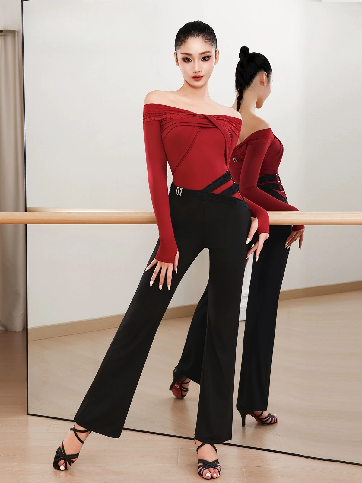 UK Latin Dance Off-Shoulder Leopard Print Bodysuit, Lace Long Sleeve with Cut-Out Flared Pants, Elegant Performance Wear
UK Latin Dance Off-Shoulder Leopard Print Bodysuit, Lace Long Sleeve with Cut-Out Flared Pants, Elegant Performance Wear