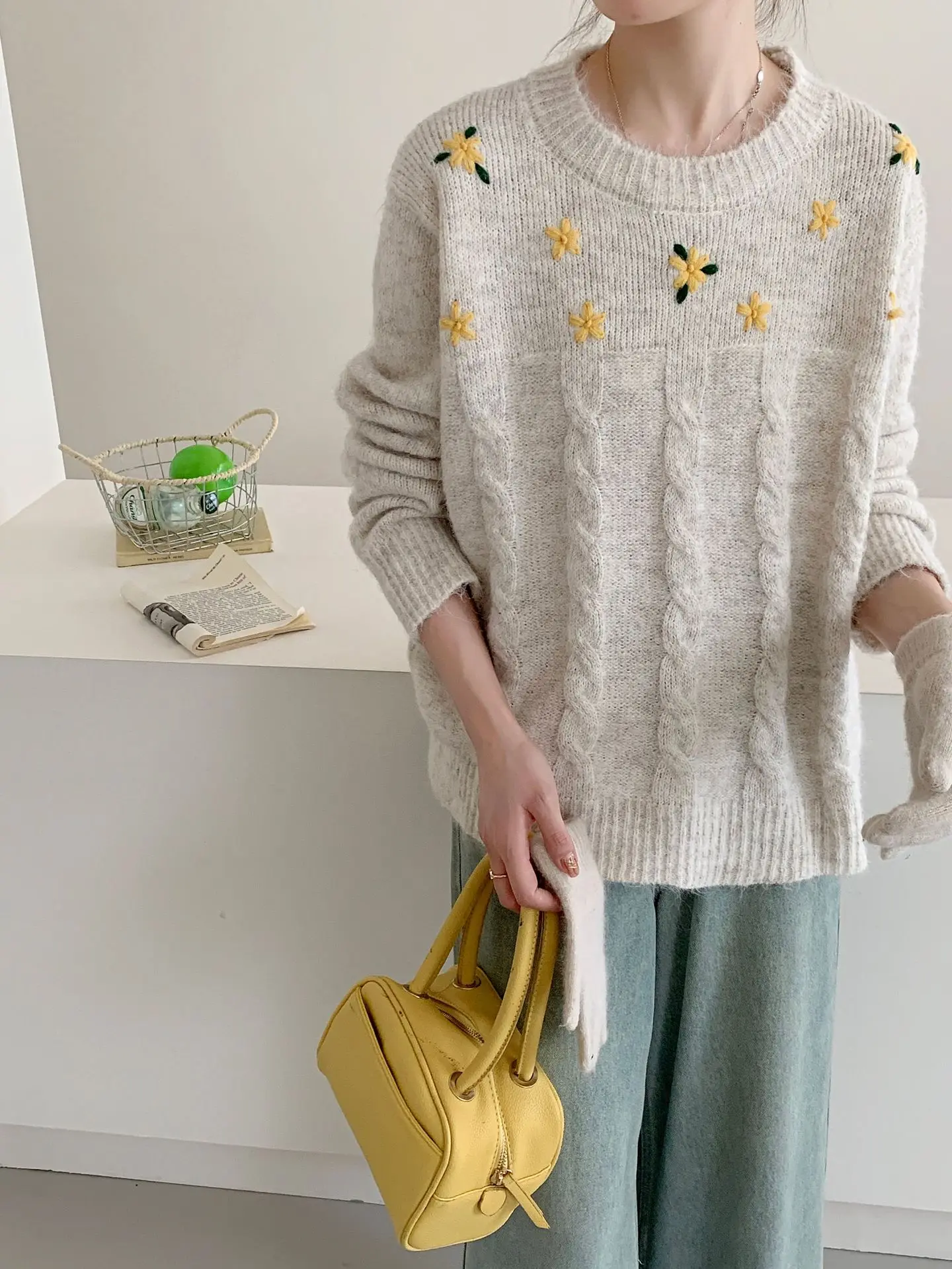 Women's Sweater Solid Color O-neck Long Sleeved Loose Sweater Exquisite Flower Embroidery Fashion Pullover Autumn Winter New
Women's Sweater Solid Color O-neck Long Sleeved Loose Sweater Exquisite Flower Embroidery Fashion Pullover Autumn Winter New