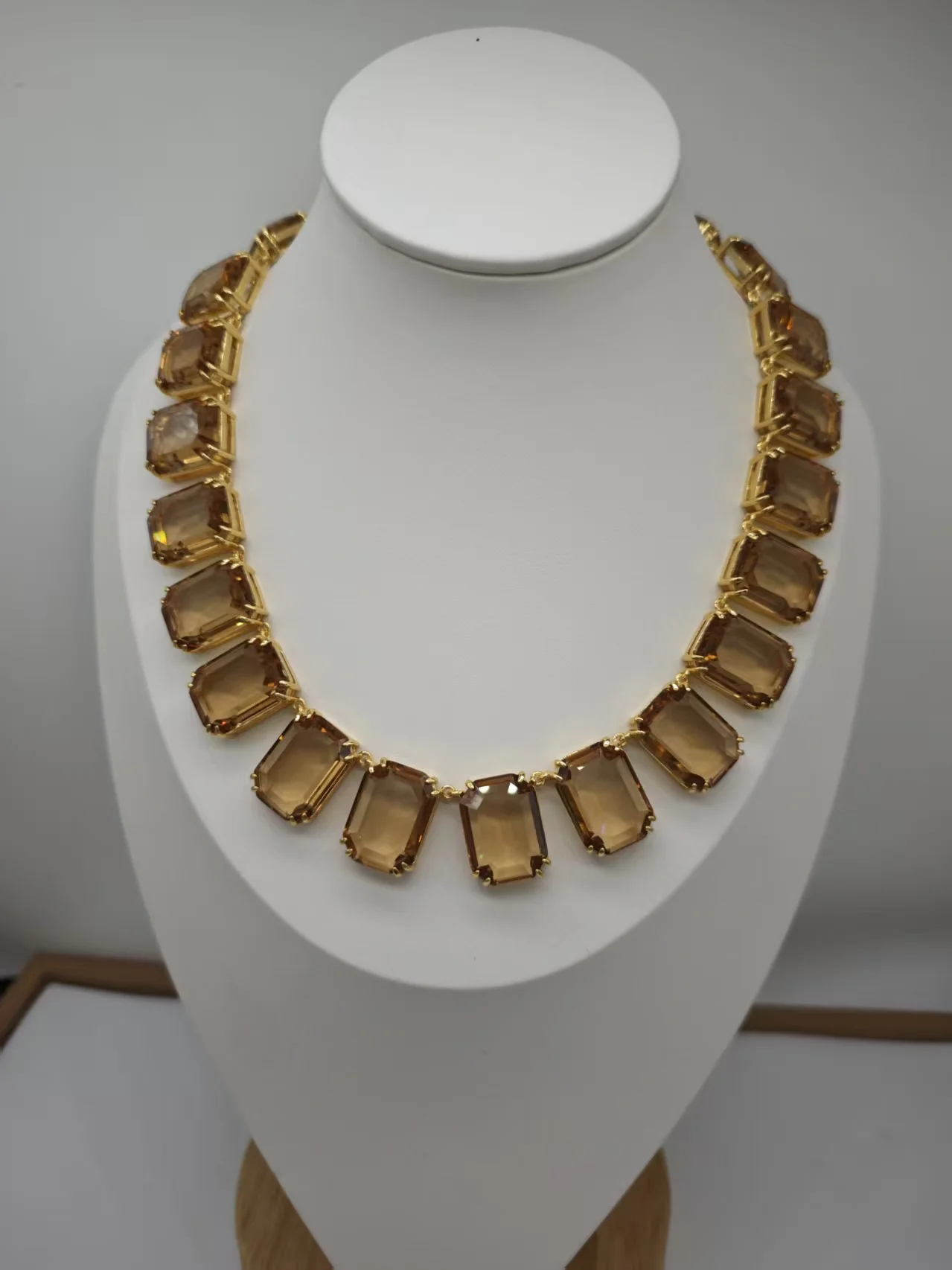 Ladies' classic oversized golden wide crystal necklace
Ladies' classic oversized golden wide crystal necklace