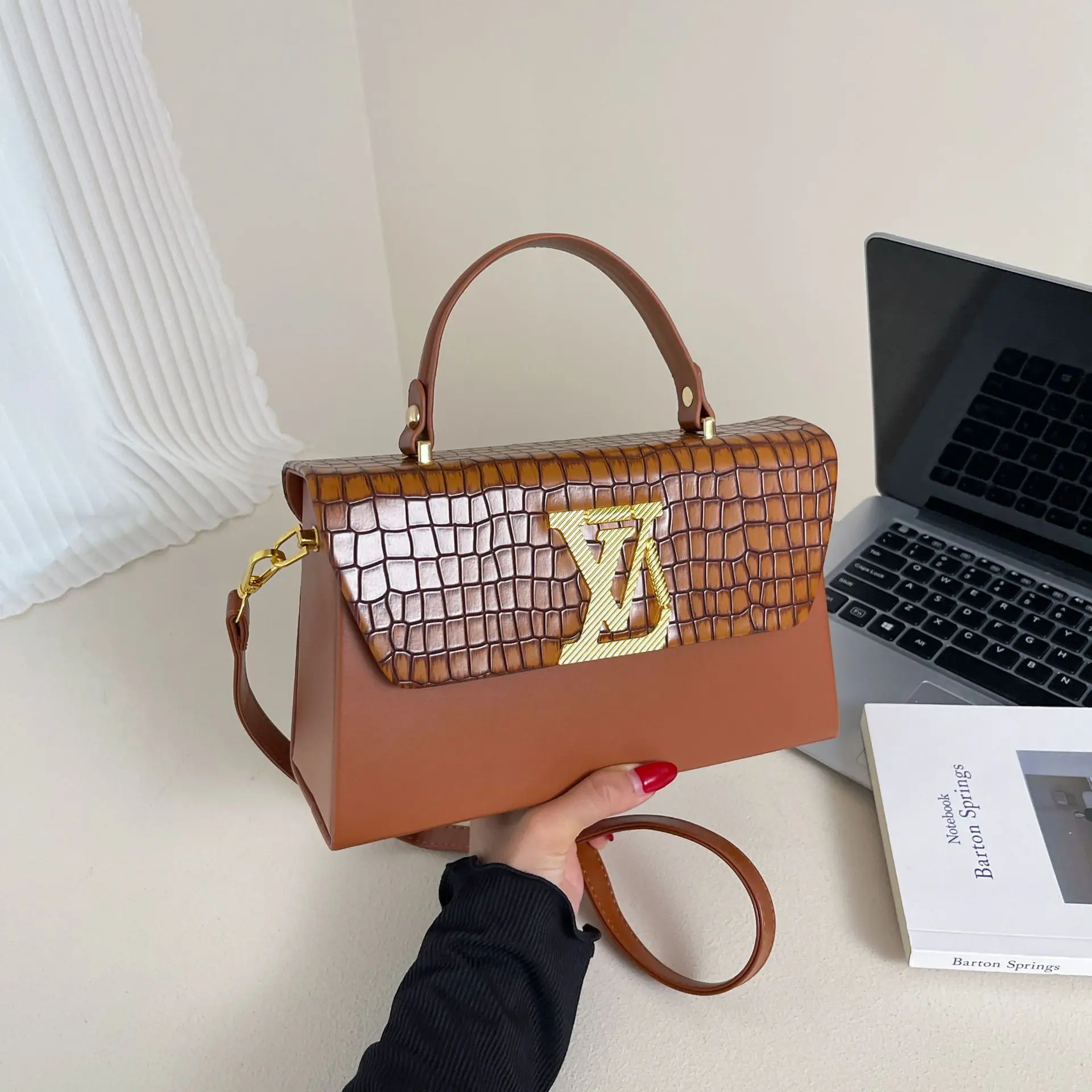 Chic Light Luxury Small Square Bag Niche Stone Pattern Top Handle Shoulder Crossbody Bag for Women Daily Party Dating Nappy Bag
Chic Light Luxury Small Square Bag Niche Stone Pattern Top Handle Shoulder Crossbody Bag for Women Daily Party Dating Nappy Bag