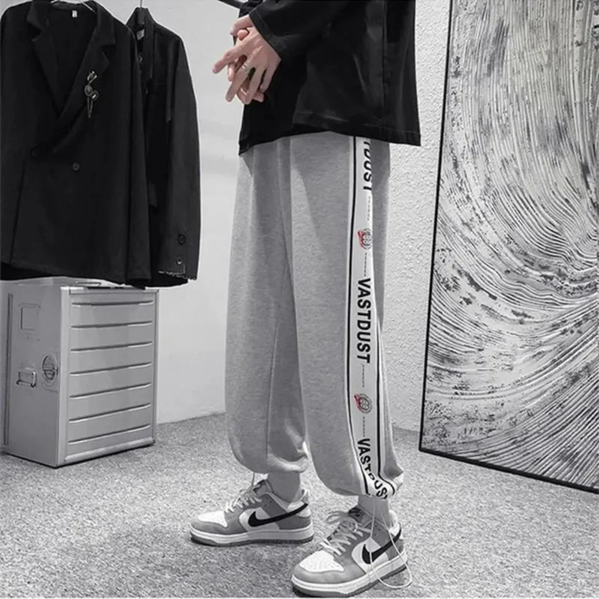 Versatile Pant Casual Sweat Pants Solid Color Loose Drawstring Wide-leg Letter Trouser Fashion Straight Casual Pants for Men
Versatile Pant Casual Sweat Pants Solid Color Loose Drawstring Wide-leg Letter Trouser Fashion Straight Casual Pants for Men