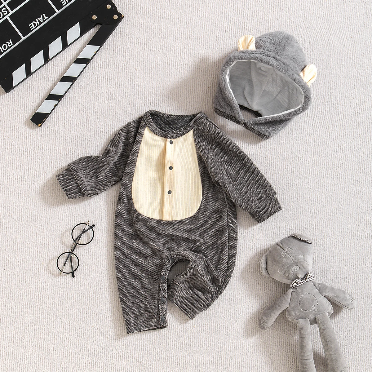 Детский осенне-зимний комбинезон, серо-бежевый, с капюшоном, милый стиль, с ушками медведя и теплой шапочкой в комплекте
Детский осенне-зимний комбинезон, серо-бежевый, с капюшоном, милый стиль, с ушками медведя и теплой шапочкой в комплекте