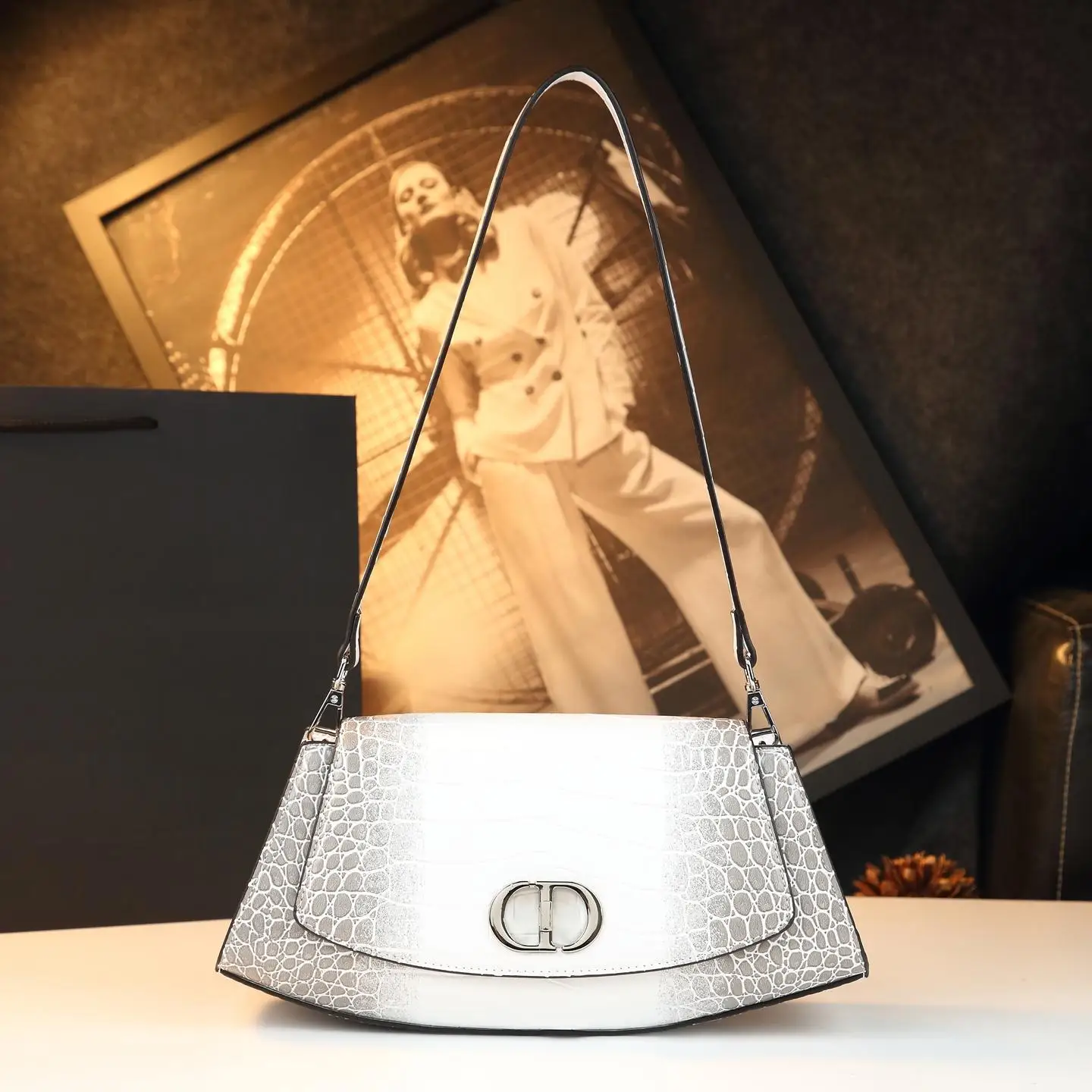 Vintage Chic Diaper Bag Women's Elegant Crossbody Handbag Luxury Designer Tote Minimalist Leather Practical Fashion Bag
Vintage Chic Diaper Bag Women's Elegant Crossbody Handbag Luxury Designer Tote Minimalist Leather Practical Fashion Bag