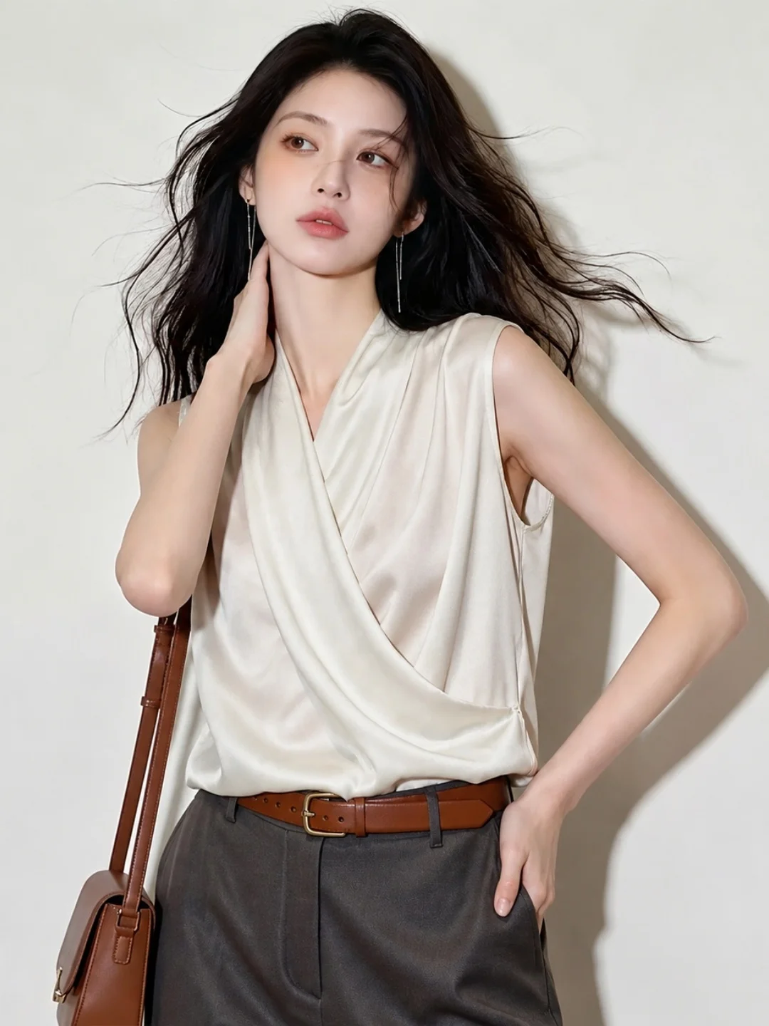 Unique V-Neck Sleeveless Casual Vest Elegant Light Mature Style for Women Summer 2026 Fashionable Versatile Elegant V-Neck Top
Unique V-Neck Sleeveless Casual Vest Elegant Light Mature Style for Women Summer 2026 Fashionable Versatile Elegant V-Neck Top