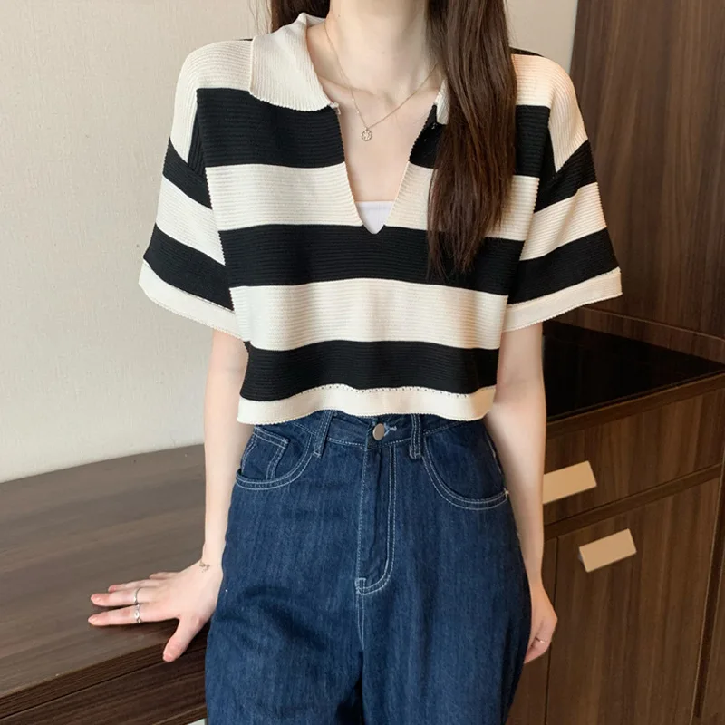 Spring Summer Female Casual Sleeveless Stripe Knit Vests Short Pullovers 2024 New Women V-Neck Knitted Red Short Sweater Vest
Spring Summer Female Casual Sleeveless Stripe Knit Vests Short Pullovers 2024 New Women V-Neck Knitted Red Short Sweater Vest