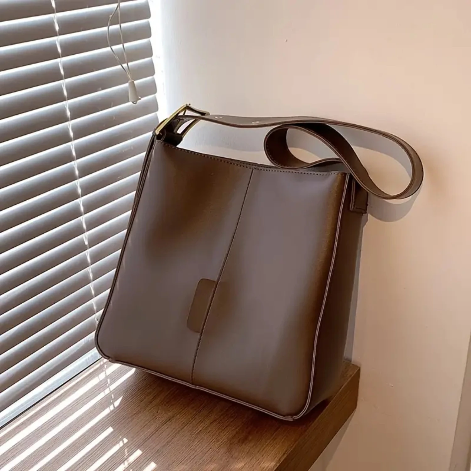 Women's Solid Shoulder Bag, Faux Leather Commuting Bag With Adjustable Strap, Shoulder Purse
Women's Solid Shoulder Bag, Faux Leather Commuting Bag With Adjustable Strap, Shoulder Purse