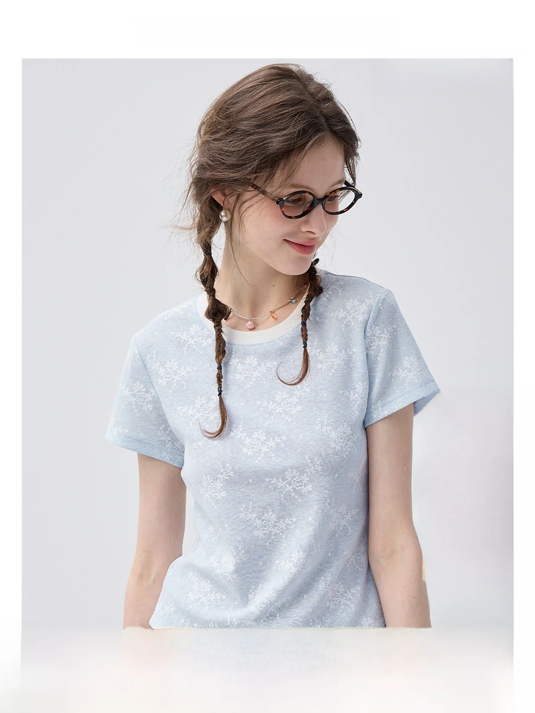 VEGA CHANG Light Blue Snowflake Embroidery Color Block Collar T-Shirt Summer New Loose Feeling Whitening And Age Reducing Wom...
VEGA CHANG Light Blue Snowflake Embroidery Color Block Collar T-Shirt Summer New Loose Feeling Whitening And Age Reducing Wom...