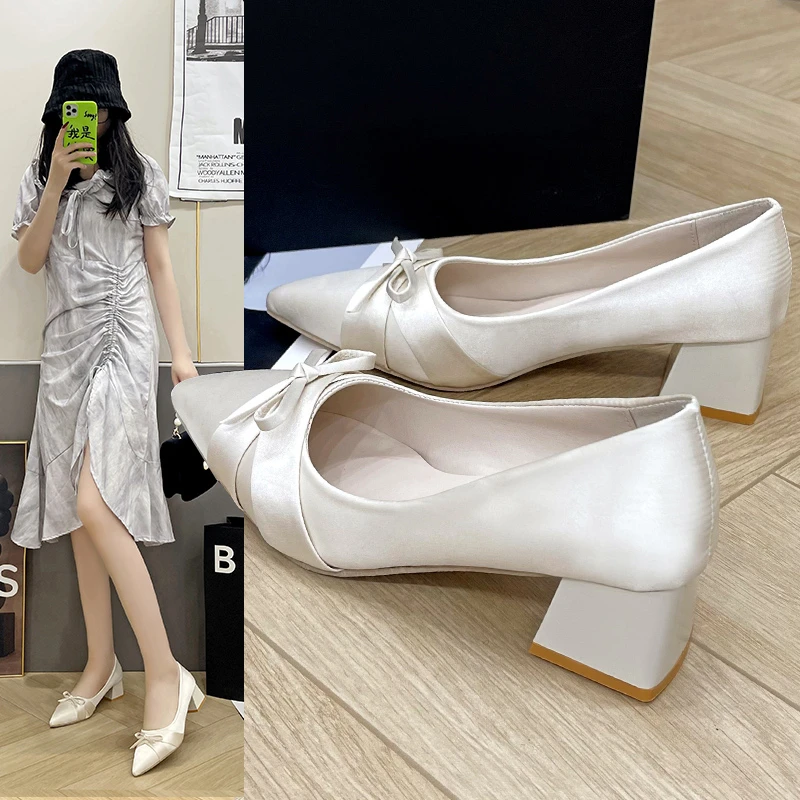 В 2023 году появится новый стиль стильных туфель с острым носком, бантом на толстом каблуке и юбкой, модные туфли Мэри Джейн с неглубоким носком.
В 2023 году появится новый стиль стильных туфель с острым носком, бантом на толстом каблуке и юбкой, модные туфли Мэри Джейн с неглубоким носком.