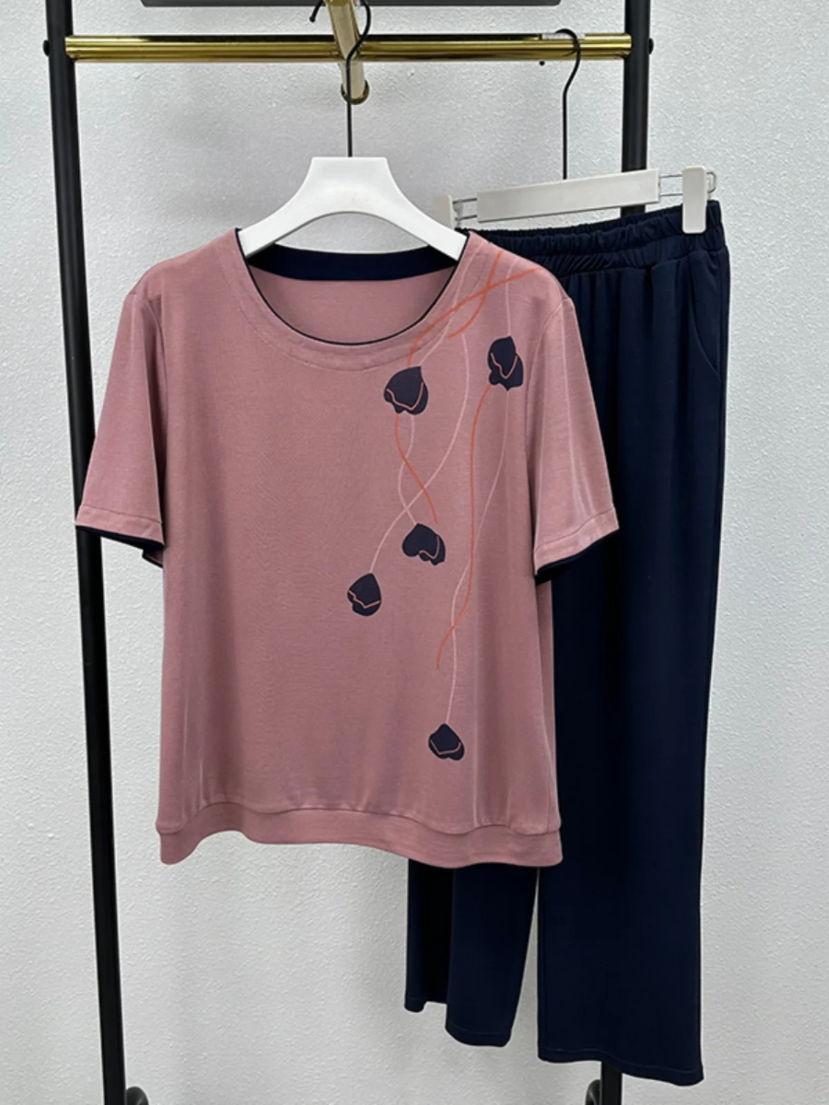 Модный летний спортивный костюм из медного аммиачного трикотажа для женщин среднего возраста: футболка с коротким рукавом и повседневный комплект из двух предметов. Новинка.
Модный летний спортивный костюм из медного аммиачного трикотажа для женщин среднего возраста: футболка с коротким рукавом и повседневный комплект из двух предметов. Новинка.