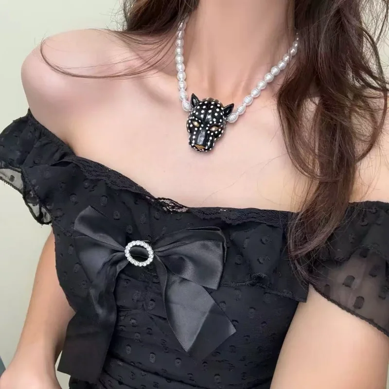 Elegant Enamel Leopard Head Necklace for Women Vintage European Style with Imitation Pearl Clavicle Chain Daily Party Accessory
Elegant Enamel Leopard Head Necklace for Women Vintage European Style with Imitation Pearl Clavicle Chain Daily Party Accessory