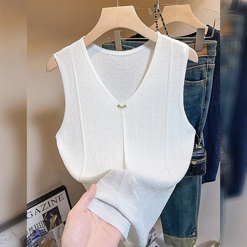 Ice Silk Knitted Suspender Vest for Women Wearing a New Summer Slim and High-end Style V-neck Sleeveless Top
Ice Silk Knitted Suspender Vest for Women Wearing a New Summer Slim and High-end Style V-neck Sleeveless Top