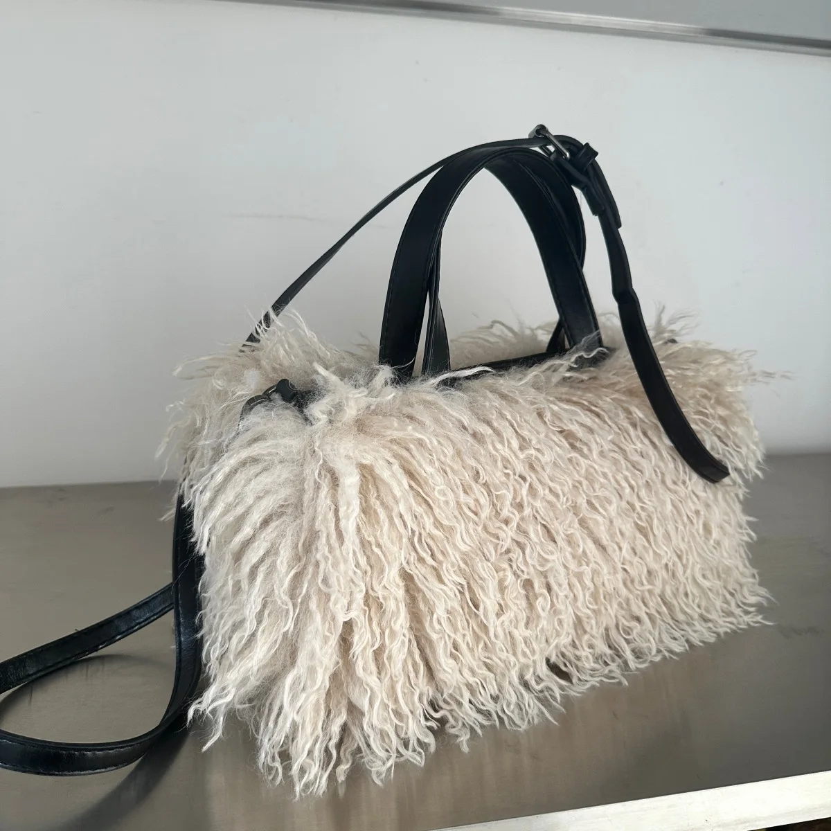Candy Color Lamb Wool Shoulder Bag Winter Soft Faux Fur Bags for Women Designer Handbags Top Handle Shopper Tote Women Bag Purse
Candy Color Lamb Wool Shoulder Bag Winter Soft Faux Fur Bags for Women Designer Handbags Top Handle Shopper Tote Women Bag Purse