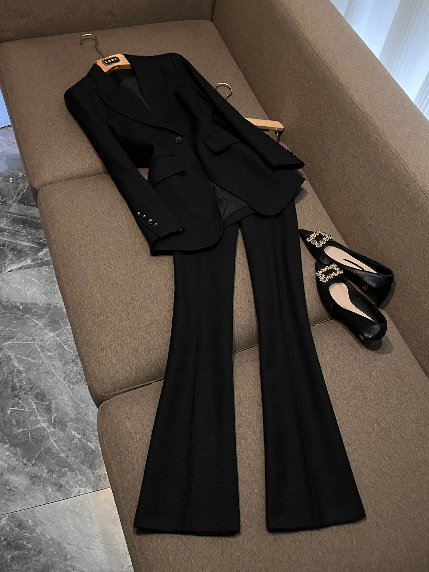 Black Professional Suit Set with One-Button Coat And Bell Bottom Pants for Commuting to Work Fashionable Women's Ensemble
Black Professional Suit Set with One-Button Coat And Bell Bottom Pants for Commuting to Work Fashionable Women's Ensemble
