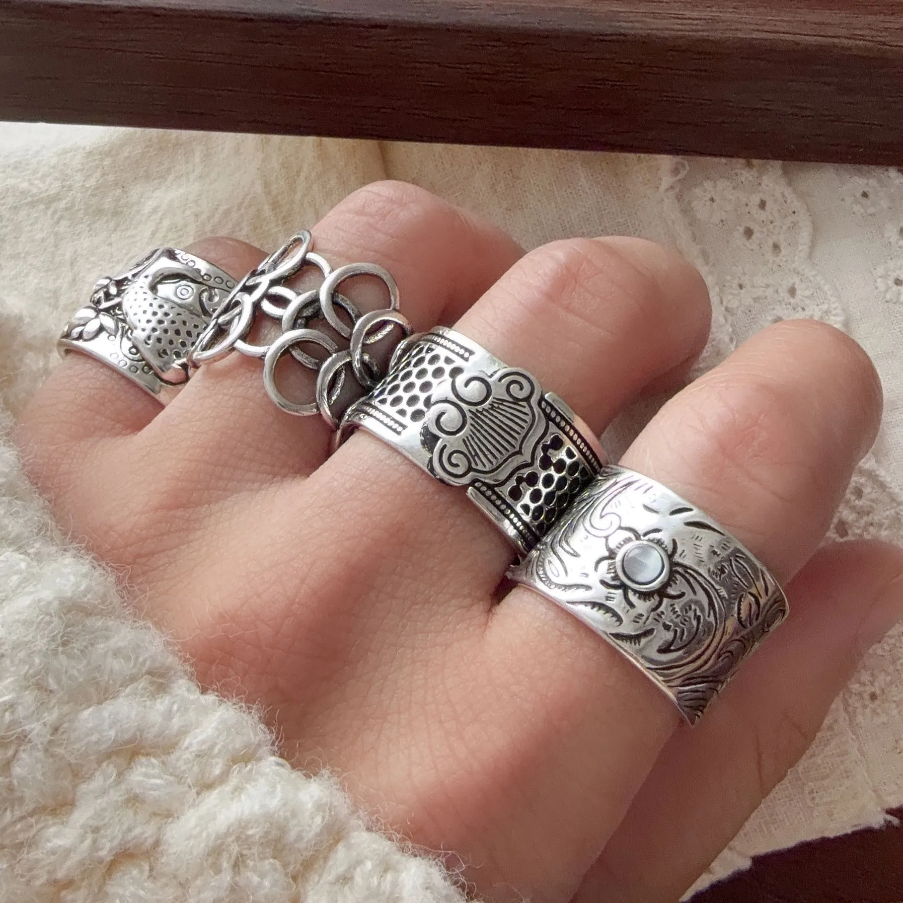 Кольца из стерлингового серебра 925 пробы для женщин, винтажное регулируемое винтажное кольцо ручной работы с широким камнем, модный ремешок, женский подарок-бижутерия
Кольца из стерлингового серебра 925 пробы для женщин, винтажное регулируемое винтажное кольцо ручной работы с широким камнем, модный ремешок, женский подарок-бижутерия