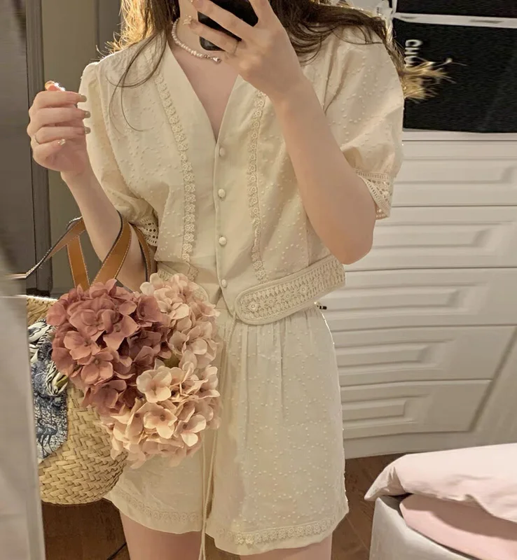 Korean style Elegant Short Sleeve Top + Casual Shorts Set - Women's Lounge Two-Piece Outfit
Korean style Elegant Short Sleeve Top + Casual Shorts Set - Women's Lounge Two-Piece Outfit