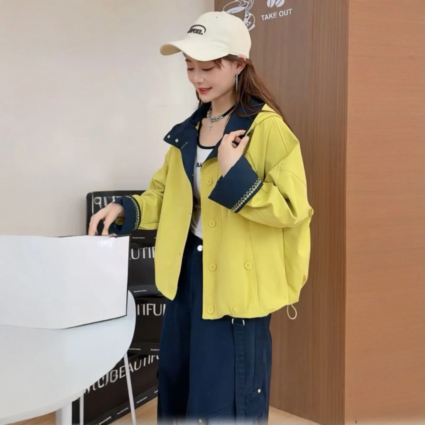 Korean Splicing Contrasting Hooded Short Coat Women Spring Autumn New Single Breasted Design Loose Casual Versatile Jacket Trend
Korean Splicing Contrasting Hooded Short Coat Women Spring Autumn New Single Breasted Design Loose Casual Versatile Jacket Trend